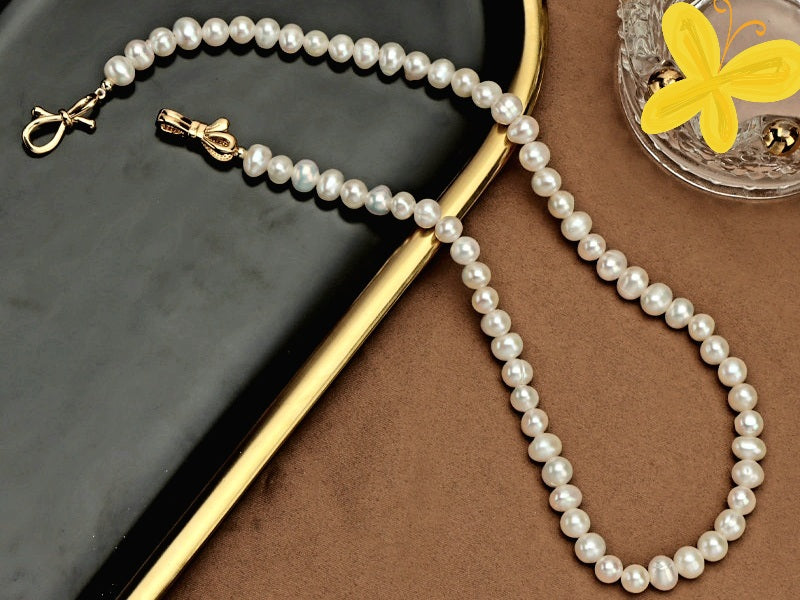 Tijdloze Elegantie in Elke Parel

De Lioranara is een met de hand vervaardigde zoetwaterparelketting die pure elegantie uitstraalt. Elke parel is uniek gevormd en zorgvuldig geselecteerd op glans en kwaliteit, wat deze ketting een tijdloos en authentiek karakter geeft.

De subtiele natuurlijke glans van de parels vangt het licht op een zachte, verfijnde manier — perfect voor zowel dagelijkse elegantie als formele gelegenheden. Draag deze ketting solo voor een klassieke look, of combineer met andere sieraden