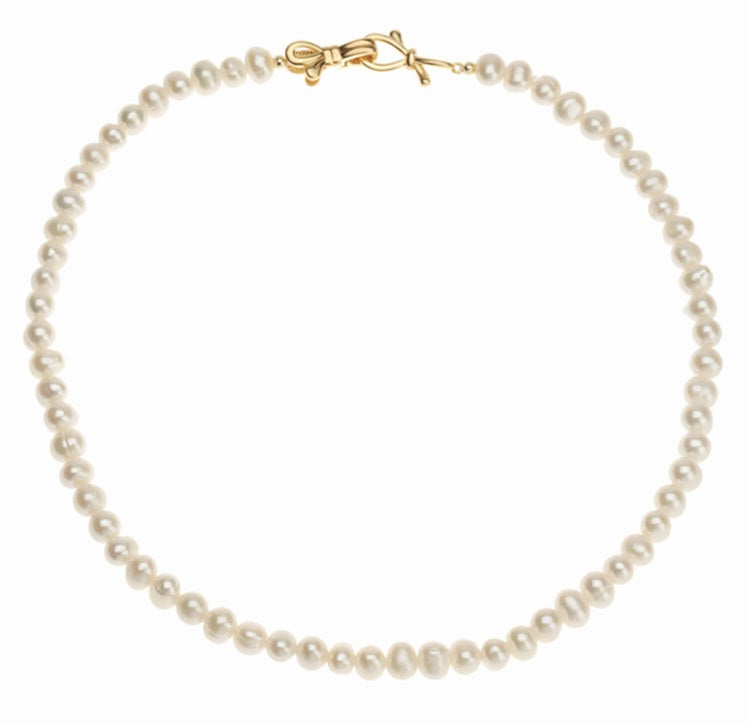 Tijdloze Elegantie in Elke Parel

De Lioranara is een met de hand vervaardigde zoetwaterparelketting die pure elegantie uitstraalt. Elke parel is uniek gevormd en zorgvuldig geselecteerd op glans en kwaliteit, wat deze ketting een tijdloos en authentiek karakter geeft.

De subtiele natuurlijke glans van de parels vangt het licht op een zachte, verfijnde manier — perfect voor zowel dagelijkse elegantie als formele gelegenheden. Draag deze ketting solo voor een klassieke look, of combineer met andere sieraden