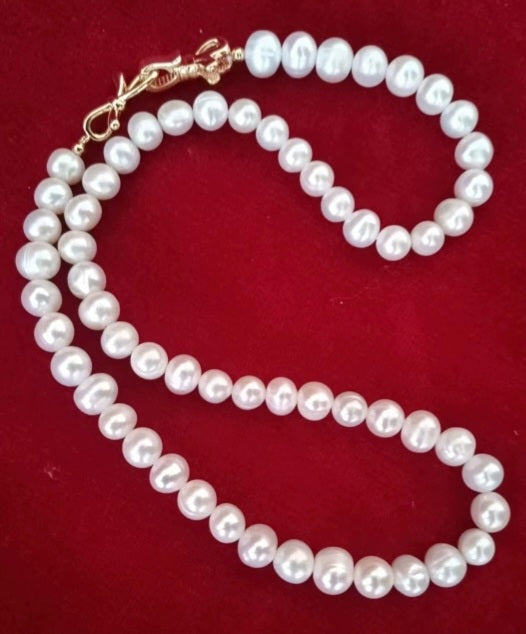 Tijdloze Elegantie in Elke Parel

De Lioranara is een met de hand vervaardigde zoetwaterparelketting die pure elegantie uitstraalt. Elke parel is uniek gevormd en zorgvuldig geselecteerd op glans en kwaliteit, wat deze ketting een tijdloos en authentiek karakter geeft.

De subtiele natuurlijke glans van de parels vangt het licht op een zachte, verfijnde manier — perfect voor zowel dagelijkse elegantie als formele gelegenheden. Draag deze ketting solo voor een klassieke look, of combineer met andere sieraden