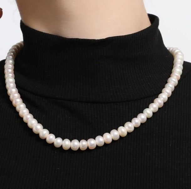 Tijdloze Elegantie in Elke Parel

De Lioranara is een met de hand vervaardigde zoetwaterparelketting die pure elegantie uitstraalt. Elke parel is uniek gevormd en zorgvuldig geselecteerd op glans en kwaliteit, wat deze ketting een tijdloos en authentiek karakter geeft.

De subtiele natuurlijke glans van de parels vangt het licht op een zachte, verfijnde manier — perfect voor zowel dagelijkse elegantie als formele gelegenheden. Draag deze ketting solo voor een klassieke look, of combineer met andere sieraden