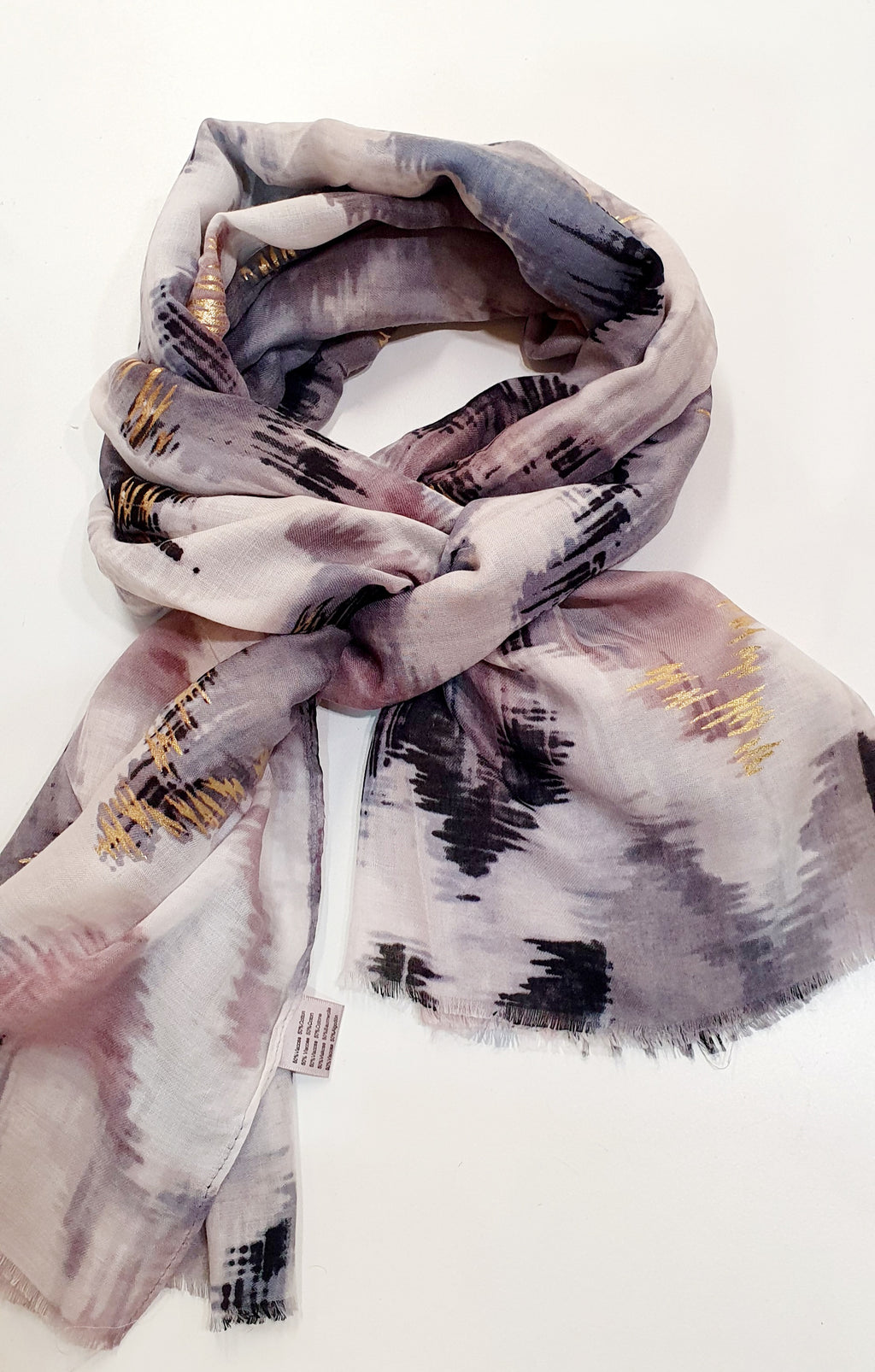 Aquarel Elegantie met Gouden Glans

De Chelsea-sjaal is een elegante, lichtvallende sjaal die moderne aquarelkunst combineert met verfijnde goudkleurige accenten. Het subtiel glanzende motief en de zachte kleurovergangen maken deze sjaal een echte eyecatcher die je outfit direct naar een hoger niveau tilt.

Vervaardigd uit een hoogwaardige mix van 50% viscose en 50% katoen, voelt de Chelsea heerlijk zacht en comfortabel aan op de huid. De soepele stof valt prachtig en de goudaccenten vangen het licht op een