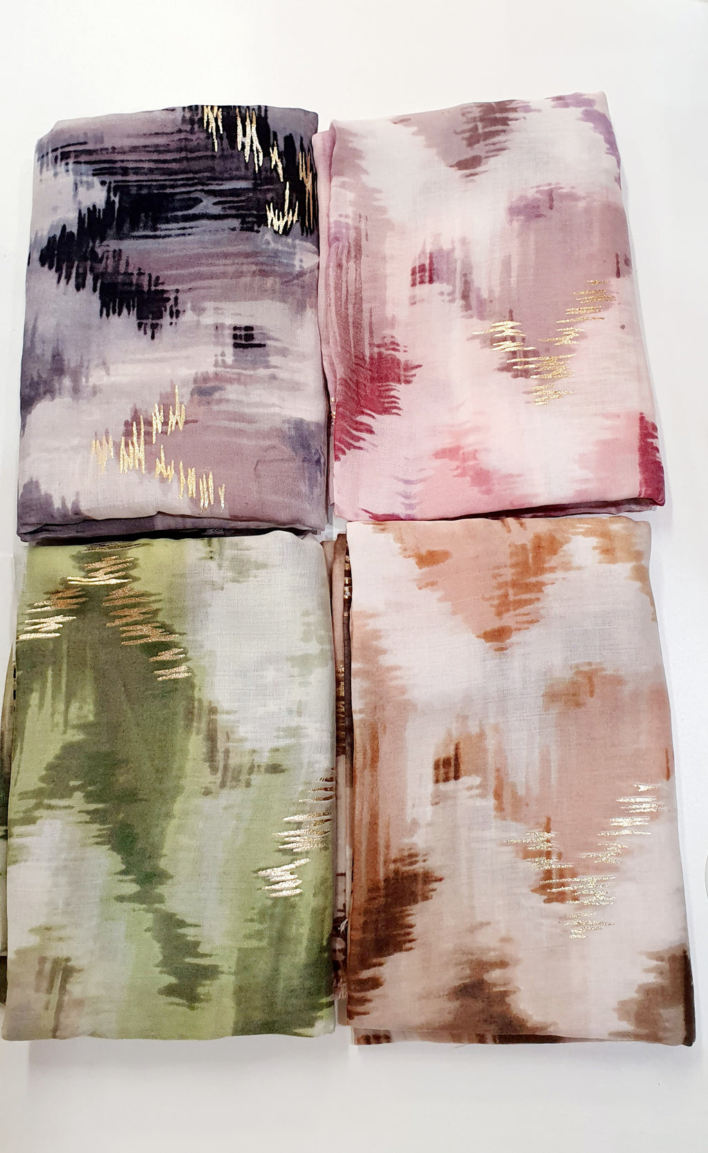 Aquarel Elegantie met Gouden Glans

De Chelsea-sjaal is een elegante, lichtvallende sjaal die moderne aquarelkunst combineert met verfijnde goudkleurige accenten. Het subtiel glanzende motief en de zachte kleurovergangen maken deze sjaal een echte eyecatcher die je outfit direct naar een hoger niveau tilt.

Vervaardigd uit een hoogwaardige mix van 50% viscose en 50% katoen, voelt de Chelsea heerlijk zacht en comfortabel aan op de huid. De soepele stof valt prachtig en de goudaccenten vangen het licht op een