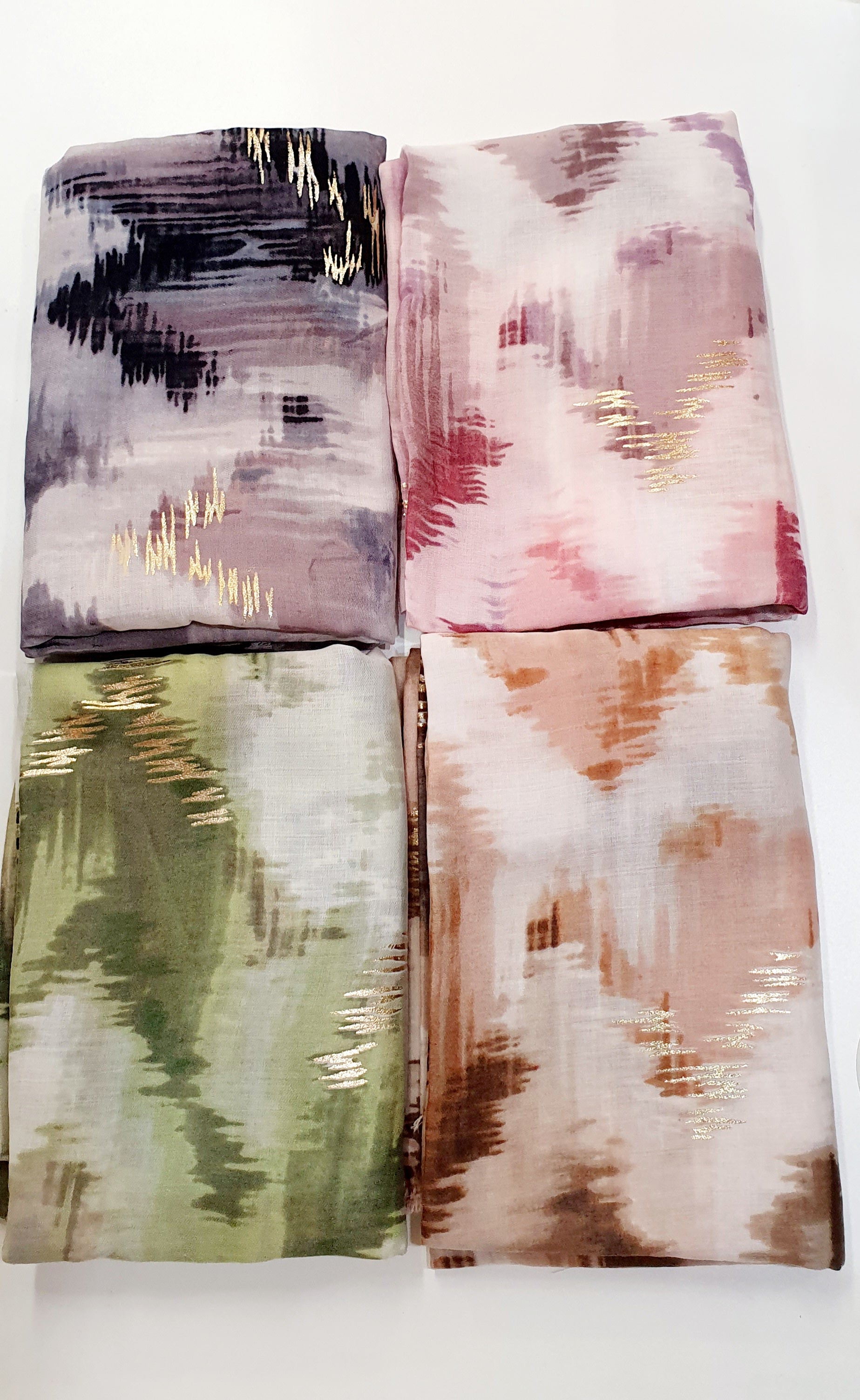 Aquarel Elegantie met Gouden Glans

De Chelsea-sjaal is een elegante, lichtvallende sjaal die moderne aquarelkunst combineert met verfijnde goudkleurige accenten. Het subtiel glanzende motief en de zachte kleurovergangen maken deze sjaal een echte eyecatcher die je outfit direct naar een hoger niveau tilt.

Vervaardigd uit een hoogwaardige mix van 50% viscose en 50% katoen, voelt de Chelsea heerlijk zacht en comfortabel aan op de huid. De soepele stof valt prachtig en de goudaccenten vangen het licht op een