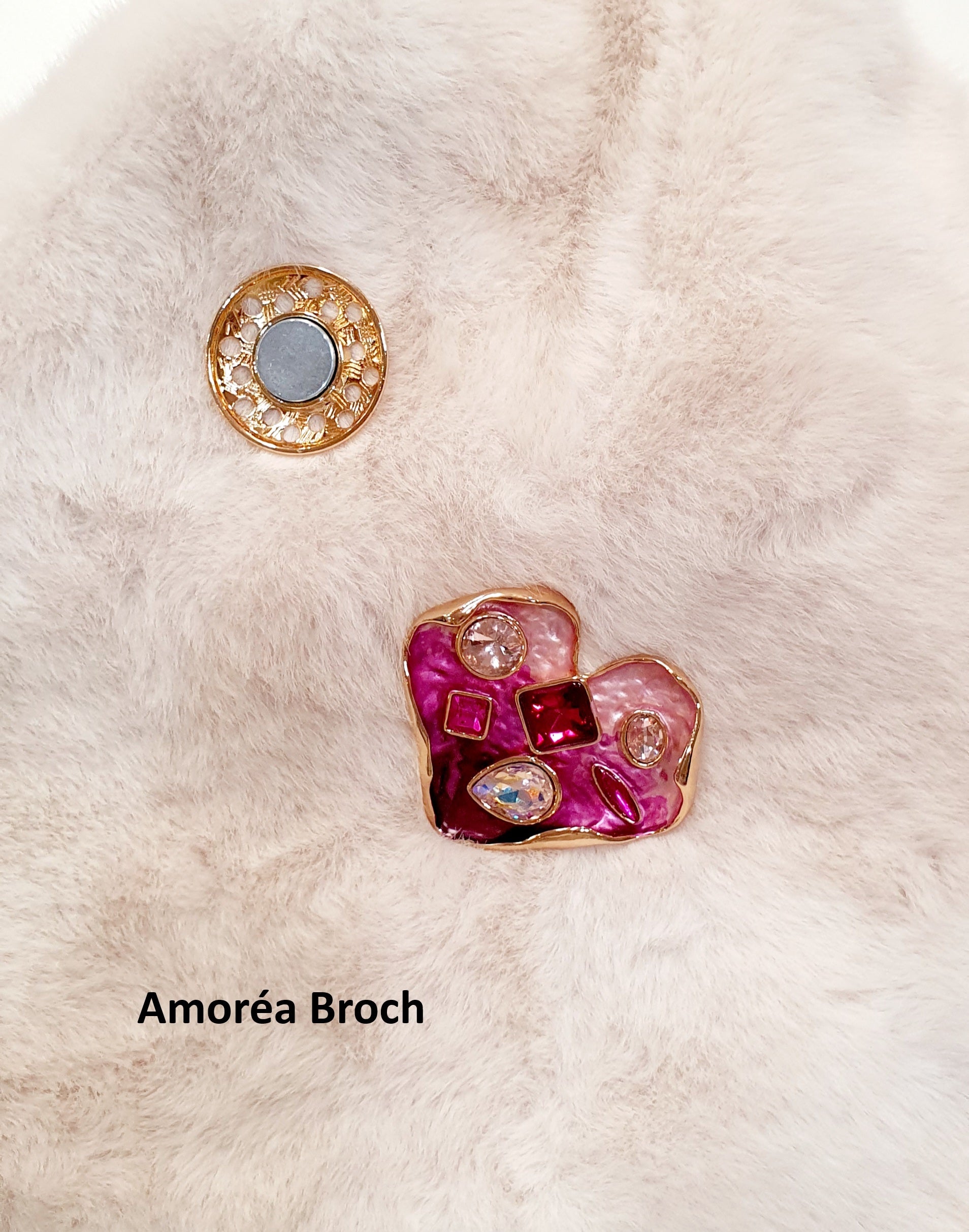 Elegante broches voor elke gelegenheid

Ontdek onze collectie verfijnde broches in drie prachtige designs: Fleurine, Noiréa en Amoréa. Elk design is verkrijgbaar in Gold, Roze en Zwart, zodat je altijd een broche vindt die perfect bij jouw stijl past.