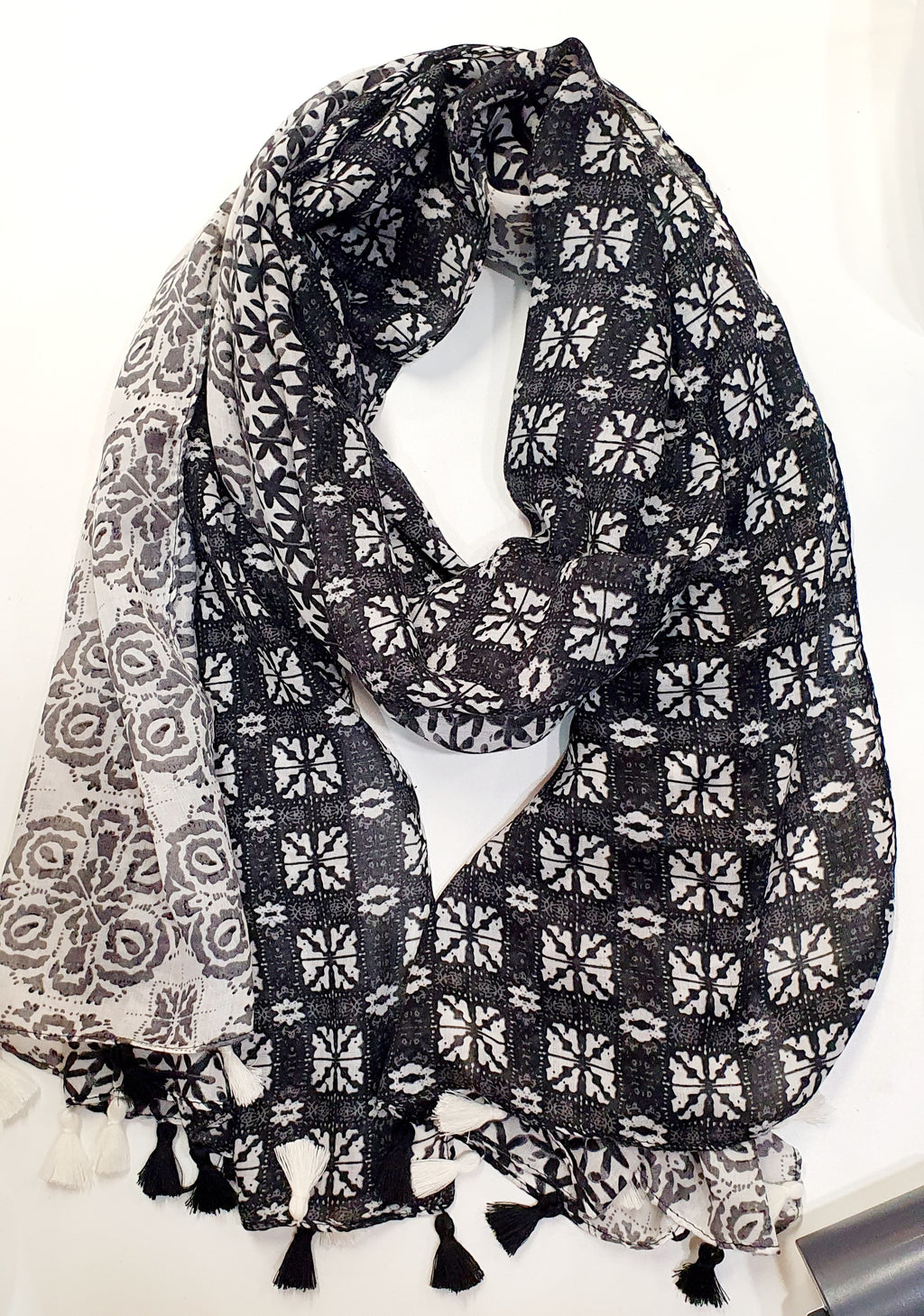 Etnische Elegantie met Zachte Franjes

De Amara-sjaal is een stijlvolle en luchtige sjaal die etnische charme combineert met moderne veelzijdigheid. Het subtiele etnische patroon en de zachte franjes aan de randen geven deze sjaal een uniek, artistiek karakter.

Vervaardigd uit een kwalitatieve mix van 50% viscose en 50% katoen, voelt de Amara heerlijk soepel en comfortabel aan tegen je huid — perfect voor elk seizoen. Of je hem nu draagt als halsdoek, omslagdoek of lichte shawl, deze sjaal voegt direct war