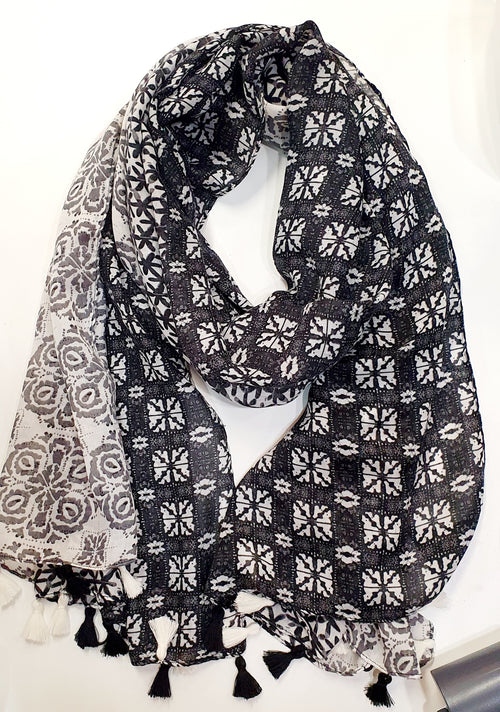 Etnische Elegantie met Zachte Franjes

De Amara-sjaal is een stijlvolle en luchtige sjaal die etnische charme combineert met moderne veelzijdigheid. Het subtiele etnische patroon en de zachte franjes aan de randen geven deze sjaal een uniek, artistiek karakter.

Vervaardigd uit een kwalitatieve mix van 50% viscose en 50% katoen, voelt de Amara heerlijk soepel en comfortabel aan tegen je huid — perfect voor elk seizoen. Of je hem nu draagt als halsdoek, omslagdoek of lichte shawl, deze sjaal voegt direct war