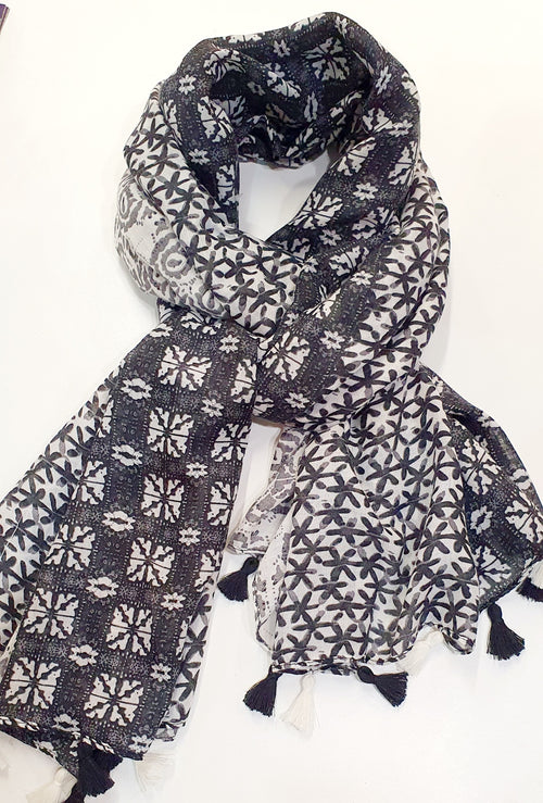 Etnische Elegantie met Zachte Franjes

De Amara-sjaal is een stijlvolle en luchtige sjaal die etnische charme combineert met moderne veelzijdigheid. Het subtiele etnische patroon en de zachte franjes aan de randen geven deze sjaal een uniek, artistiek karakter.

Vervaardigd uit een kwalitatieve mix van 50% viscose en 50% katoen, voelt de Amara heerlijk soepel en comfortabel aan tegen je huid — perfect voor elk seizoen. Of je hem nu draagt als halsdoek, omslagdoek of lichte shawl, deze sjaal voegt direct war