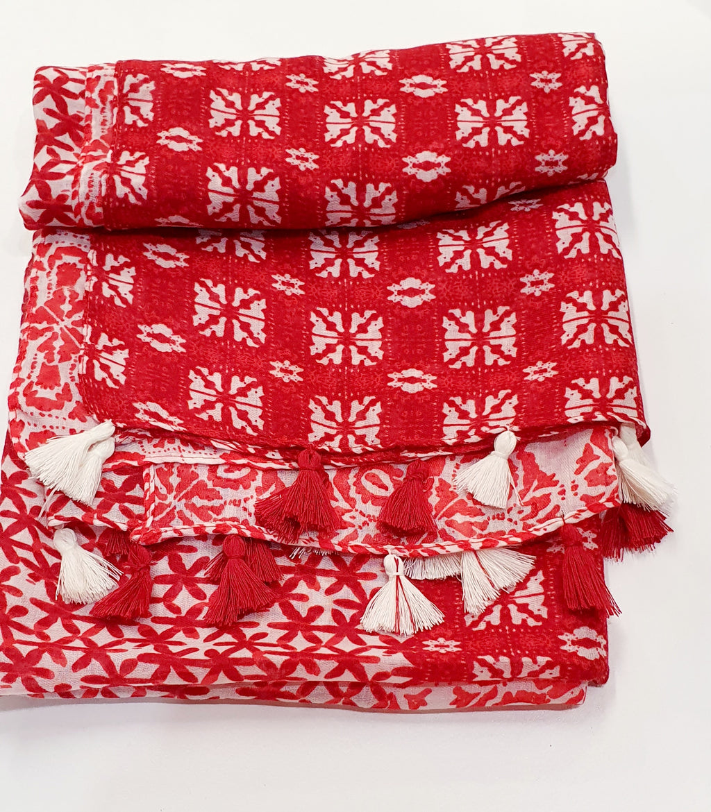 Etnische Elegantie met Zachte Franjes

De Amara-sjaal is een stijlvolle en luchtige sjaal die etnische charme combineert met moderne veelzijdigheid. Het subtiele etnische patroon en de zachte franjes aan de randen geven deze sjaal een uniek, artistiek karakter.

Vervaardigd uit een kwalitatieve mix van 50% viscose en 50% katoen, voelt de Amara heerlijk soepel en comfortabel aan tegen je huid — perfect voor elk seizoen. Of je hem nu draagt als halsdoek, omslagdoek of lichte shawl, deze sjaal voegt direct war