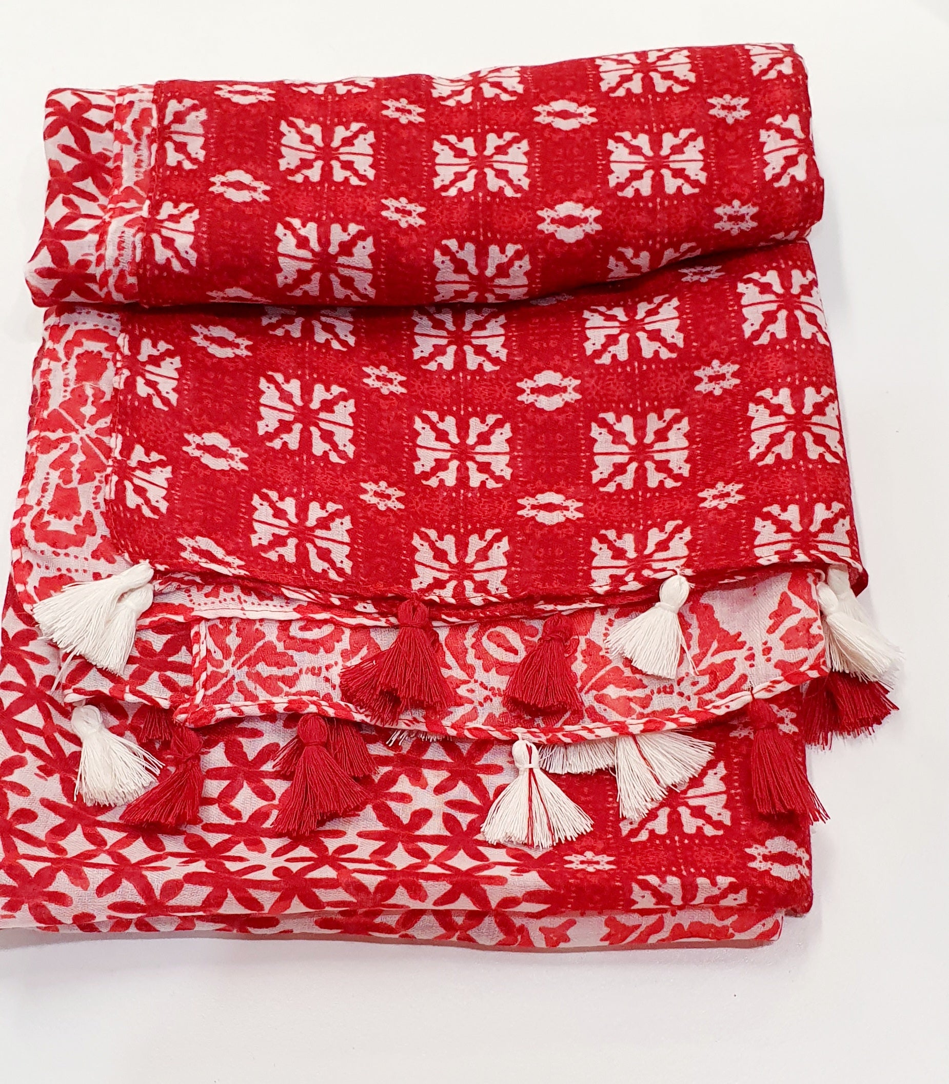 Etnische Elegantie met Zachte Franjes

De Amara-sjaal is een stijlvolle en luchtige sjaal die etnische charme combineert met moderne veelzijdigheid. Het subtiele etnische patroon en de zachte franjes aan de randen geven deze sjaal een uniek, artistiek karakter.

Vervaardigd uit een kwalitatieve mix van 50% viscose en 50% katoen, voelt de Amara heerlijk soepel en comfortabel aan tegen je huid — perfect voor elk seizoen. Of je hem nu draagt als halsdoek, omslagdoek of lichte shawl, deze sjaal voegt direct war