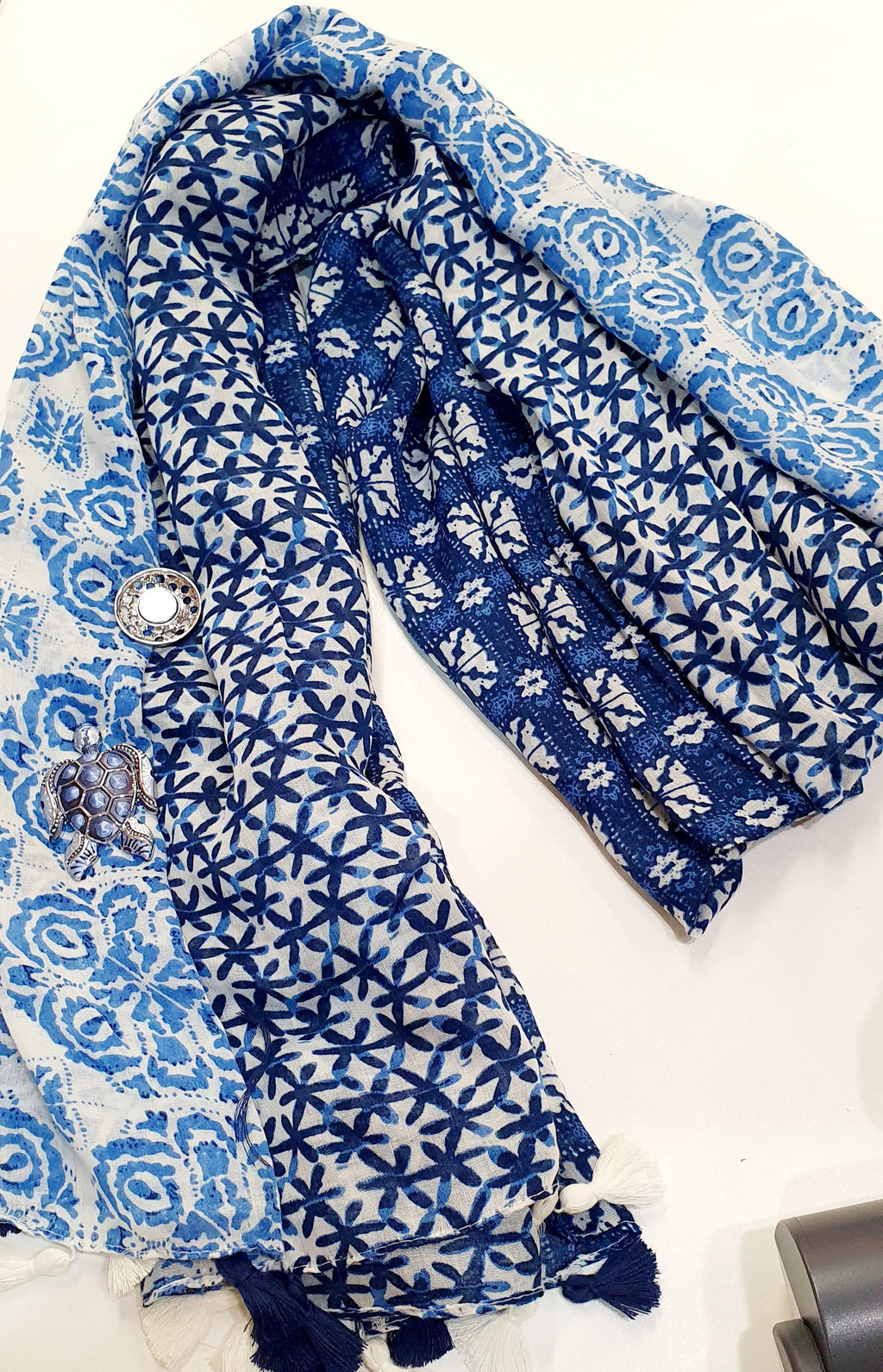 Etnische Elegantie met Zachte Franjes

De Amara-sjaal is een stijlvolle en luchtige sjaal die etnische charme combineert met moderne veelzijdigheid. Het subtiele etnische patroon en de zachte franjes aan de randen geven deze sjaal een uniek, artistiek karakter.

Vervaardigd uit een kwalitatieve mix van 50% viscose en 50% katoen, voelt de Amara heerlijk soepel en comfortabel aan tegen je huid — perfect voor elk seizoen. Of je hem nu draagt als halsdoek, omslagdoek of lichte shawl, deze sjaal voegt direct war