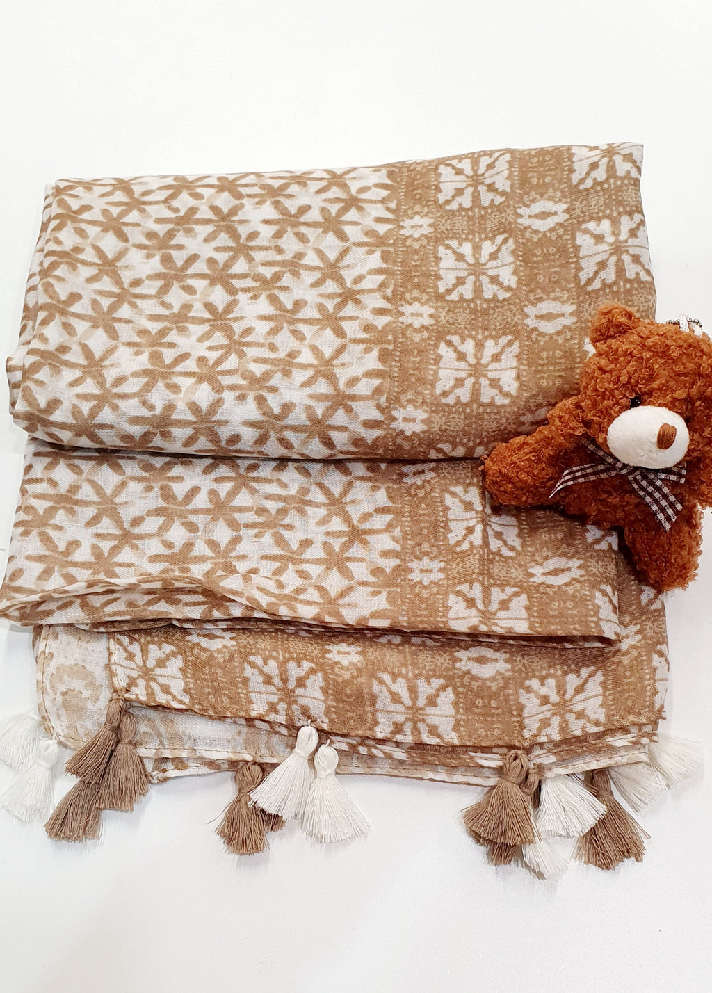 Etnische Elegantie met Zachte Franjes

De Amara-sjaal is een stijlvolle en luchtige sjaal die etnische charme combineert met moderne veelzijdigheid. Het subtiele etnische patroon en de zachte franjes aan de randen geven deze sjaal een uniek, artistiek karakter.

Vervaardigd uit een kwalitatieve mix van 50% viscose en 50% katoen, voelt de Amara heerlijk soepel en comfortabel aan tegen je huid — perfect voor elk seizoen. Of je hem nu draagt als halsdoek, omslagdoek of lichte shawl, deze sjaal voegt direct war