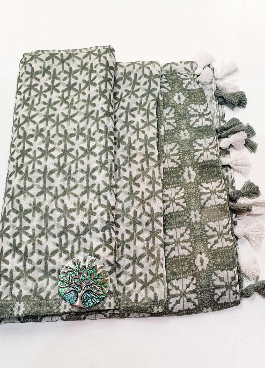 Etnische Elegantie met Zachte Franjes

De Amara-sjaal is een stijlvolle en luchtige sjaal die etnische charme combineert met moderne veelzijdigheid. Het subtiele etnische patroon en de zachte franjes aan de randen geven deze sjaal een uniek, artistiek karakter.

Vervaardigd uit een kwalitatieve mix van 50% viscose en 50% katoen, voelt de Amara heerlijk soepel en comfortabel aan tegen je huid — perfect voor elk seizoen. Of je hem nu draagt als halsdoek, omslagdoek of lichte shawl, deze sjaal voegt direct war