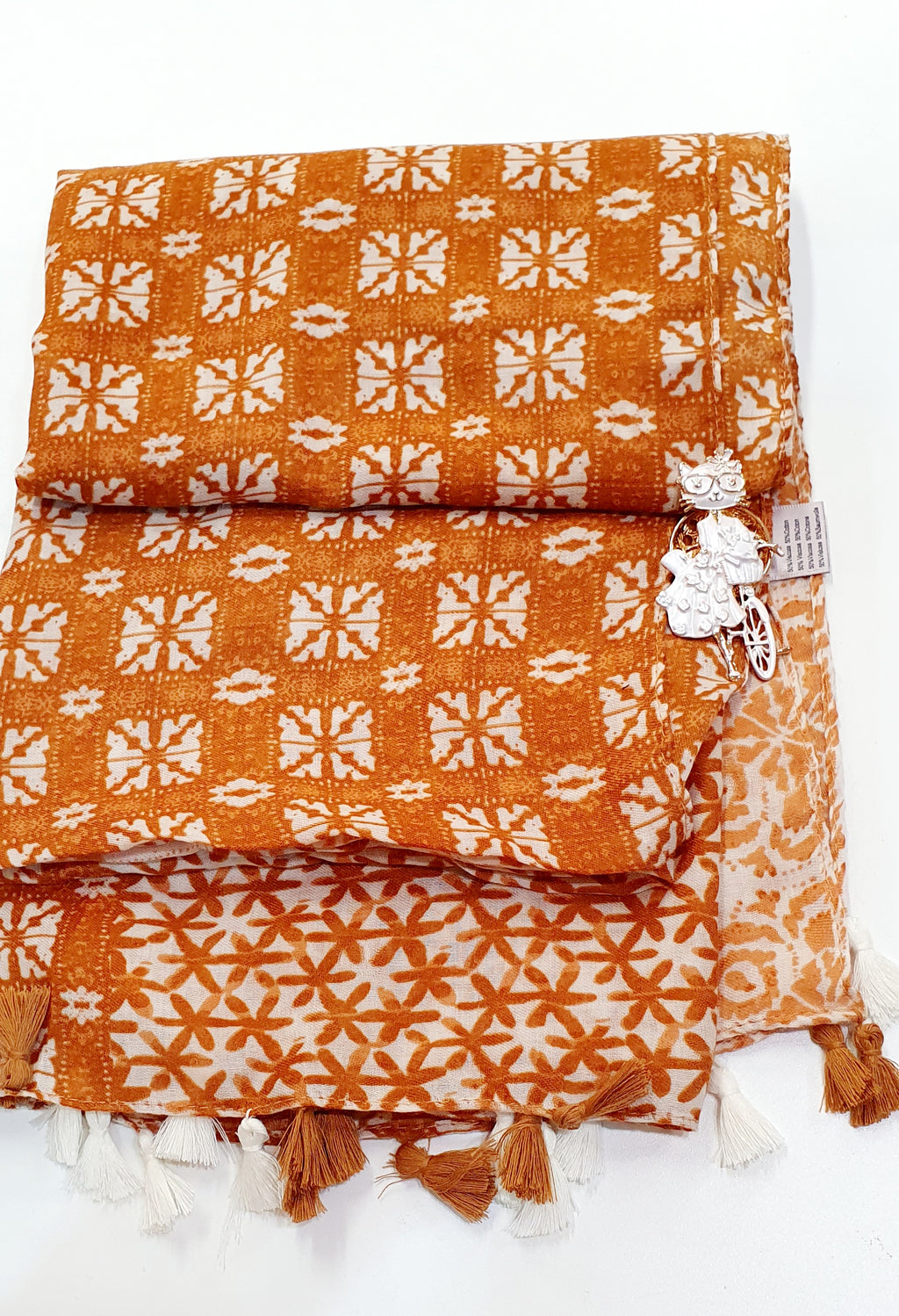 Etnische Elegantie met Zachte Franjes

De Amara-sjaal is een stijlvolle en luchtige sjaal die etnische charme combineert met moderne veelzijdigheid. Het subtiele etnische patroon en de zachte franjes aan de randen geven deze sjaal een uniek, artistiek karakter.

Vervaardigd uit een kwalitatieve mix van 50% viscose en 50% katoen, voelt de Amara heerlijk soepel en comfortabel aan tegen je huid — perfect voor elk seizoen. Of je hem nu draagt als halsdoek, omslagdoek of lichte shawl, deze sjaal voegt direct war