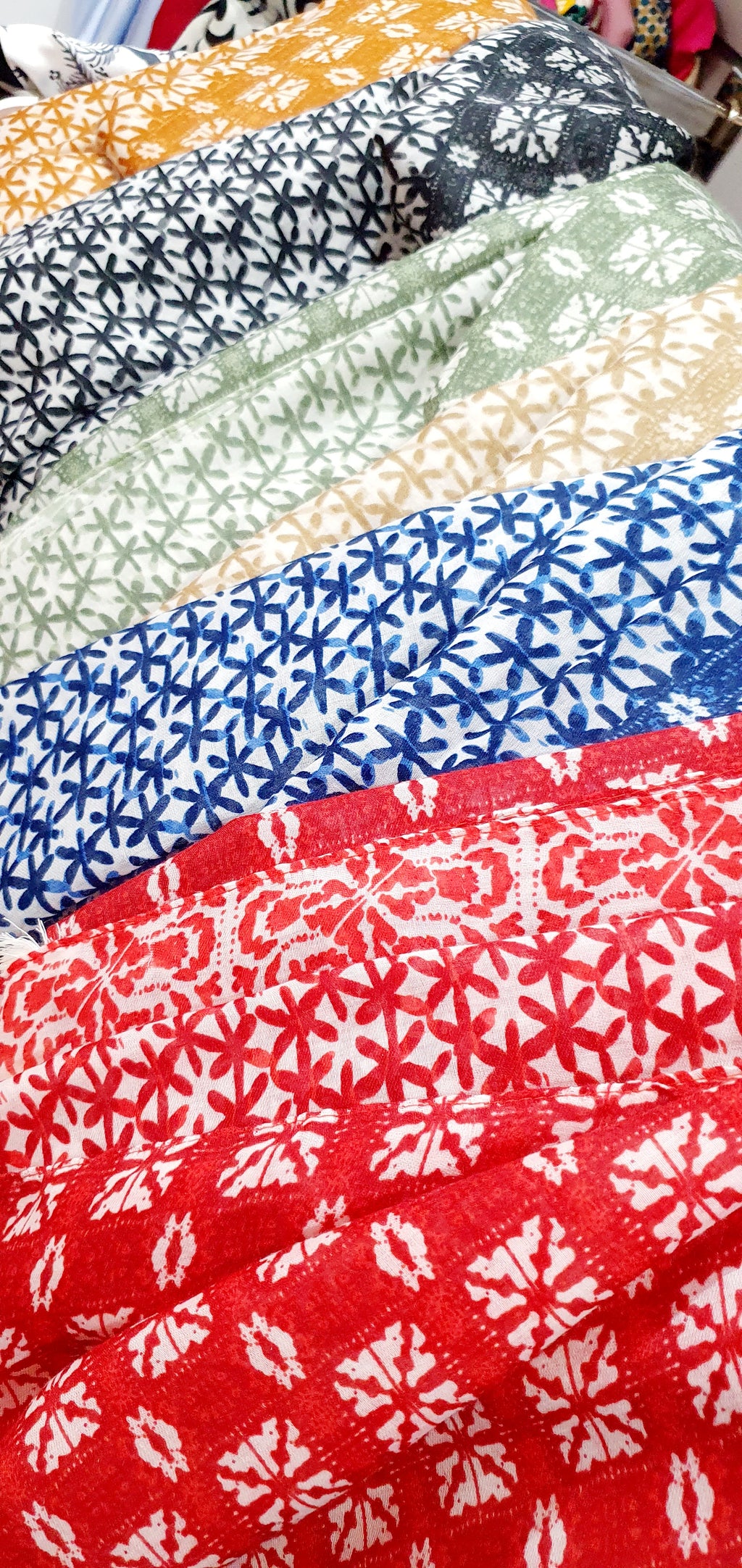 Etnische Elegantie met Zachte Franjes

De Amara-sjaal is een stijlvolle en luchtige sjaal die etnische charme combineert met moderne veelzijdigheid. Het subtiele etnische patroon en de zachte franjes aan de randen geven deze sjaal een uniek, artistiek karakter.

Vervaardigd uit een kwalitatieve mix van 50% viscose en 50% katoen, voelt de Amara heerlijk soepel en comfortabel aan tegen je huid — perfect voor elk seizoen. Of je hem nu draagt als halsdoek, omslagdoek of lichte shawl, deze sjaal voegt direct war