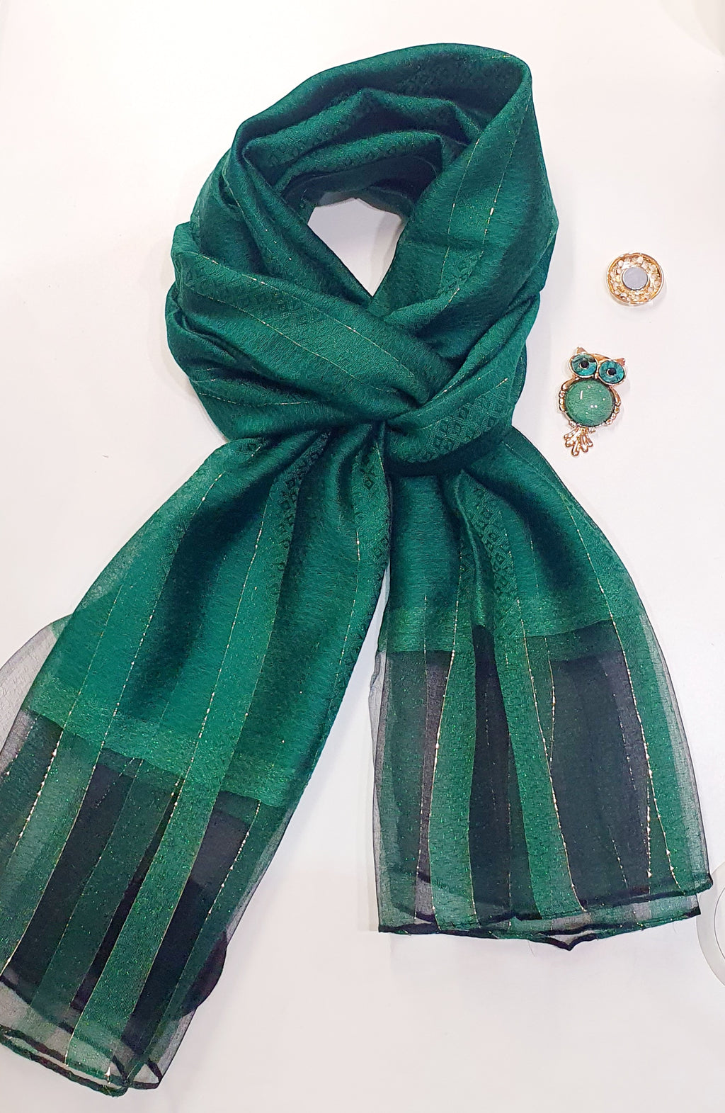 De Éliane is een luxueuze zijden sjaal die zachtheid en elegantie moeiteloos combineert.

De stof, een verfijnde mix van viscose en zijde, voelt soepel en luchtig aan, met een natuurlijke glans die prachtig het licht vangt.
Fijne gouden draadaccenten en een subtiele transparante rand geven de Éliane haar kenmerkende, stijlvolle uitstraling.
Perfect te dragen bij elke gelegenheid — van casual chic tot avondkledij.