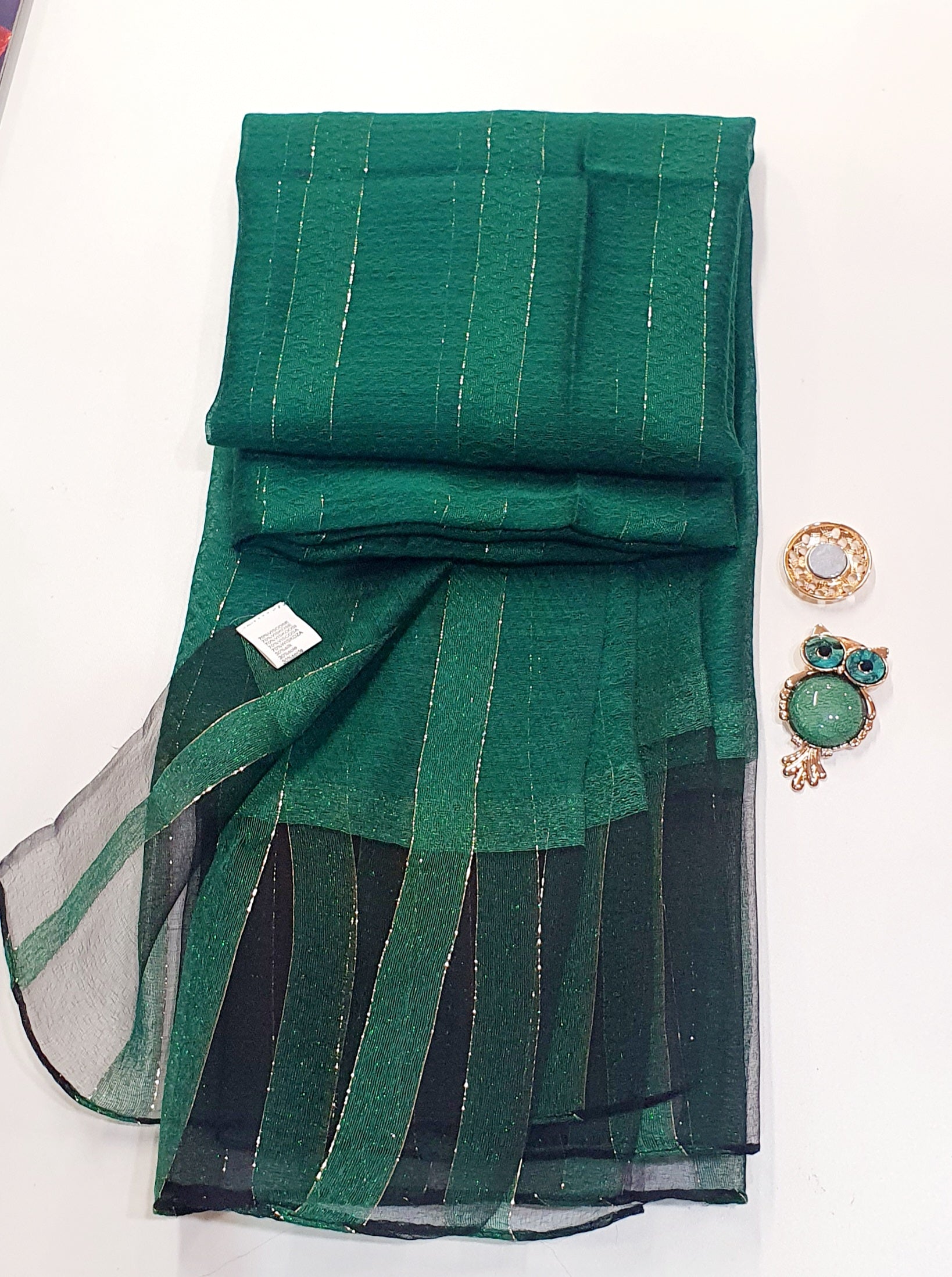 De Éliane is een luxueuze zijden sjaal die zachtheid en elegantie moeiteloos combineert.

De stof, een verfijnde mix van viscose en zijde, voelt soepel en luchtig aan, met een natuurlijke glans die prachtig het licht vangt.
Fijne gouden draadaccenten en een subtiele transparante rand geven de Éliane haar kenmerkende, stijlvolle uitstraling.
Perfect te dragen bij elke gelegenheid — van casual chic tot avondkledij.