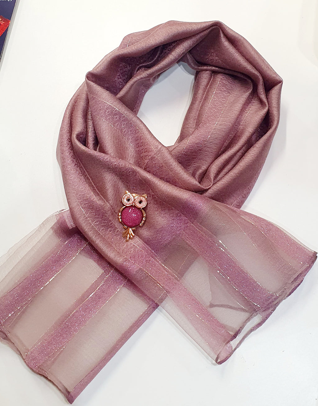 De Éliane is een luxueuze zijden sjaal die zachtheid en elegantie moeiteloos combineert.

De stof, een verfijnde mix van viscose en zijde, voelt soepel en luchtig aan, met een natuurlijke glans die prachtig het licht vangt.
Fijne gouden draadaccenten en een subtiele transparante rand geven de Éliane haar kenmerkende, stijlvolle uitstraling.
Perfect te dragen bij elke gelegenheid — van casual chic tot avondkledij.