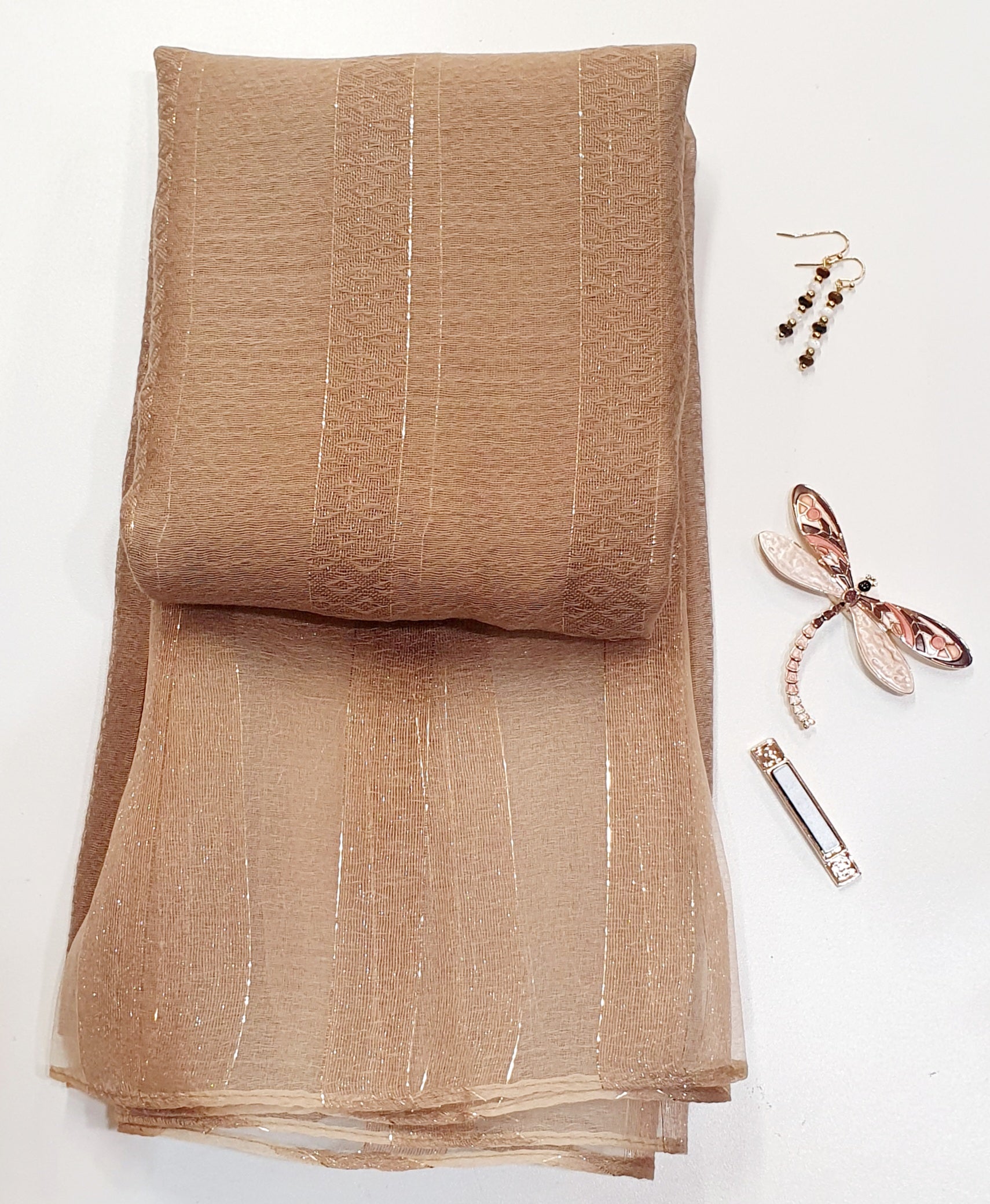 De Éliane is een luxueuze zijden sjaal die zachtheid en elegantie moeiteloos combineert.

De stof, een verfijnde mix van viscose en zijde, voelt soepel en luchtig aan, met een natuurlijke glans die prachtig het licht vangt.
Fijne gouden draadaccenten en een subtiele transparante rand geven de Éliane haar kenmerkende, stijlvolle uitstraling.
Perfect te dragen bij elke gelegenheid — van casual chic tot avondkledij.