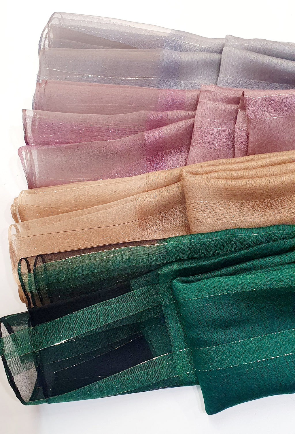 De Éliane is een luxueuze zijden sjaal die zachtheid en elegantie moeiteloos combineert.

De stof, een verfijnde mix van viscose en zijde, voelt soepel en luchtig aan, met een natuurlijke glans die prachtig het licht vangt.
Fijne gouden draadaccenten en een subtiele transparante rand geven de Éliane haar kenmerkende, stijlvolle uitstraling.
Perfect te dragen bij elke gelegenheid — van casual chic tot avondkledij.