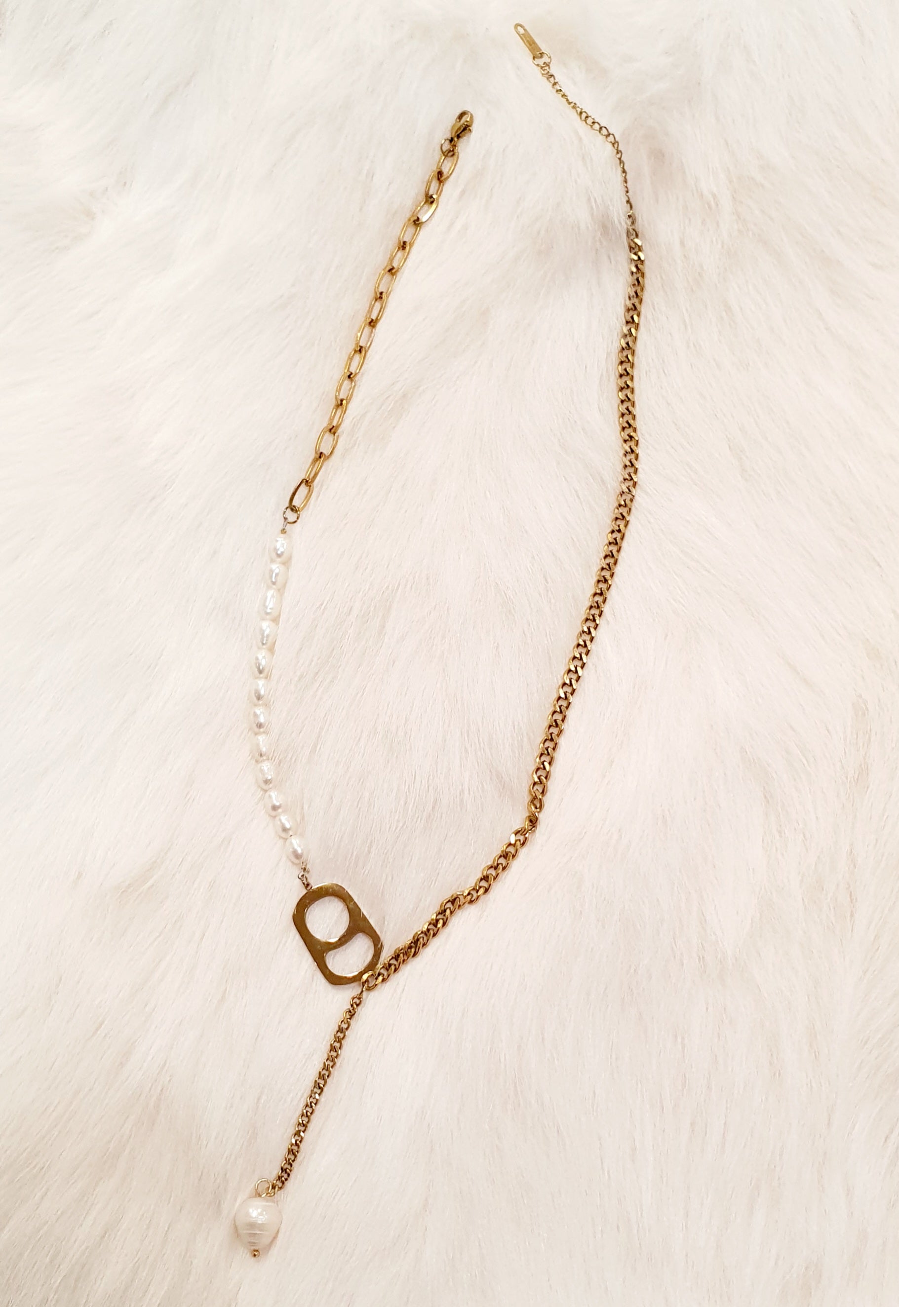 De Avania ketting combineert moderne streetstyle met tijdloze elegantie.

Aan één zijde siert een rij echte zoetwaterparels, aan de andere zijde een goudkleurige roestvrij stalen schakelketting.
In het midden komen beide stijlen samen in een artistiek verbindingsaccent, afgewerkt met een hangende parel voor een subtiel luxueus effect.
Een unieke ketting voor vrouwen die stijl willen tonen zonder te overdrijven.
Draag solo voor een minimalistisch-chique uitstraling of combineer in een gelaagde look.