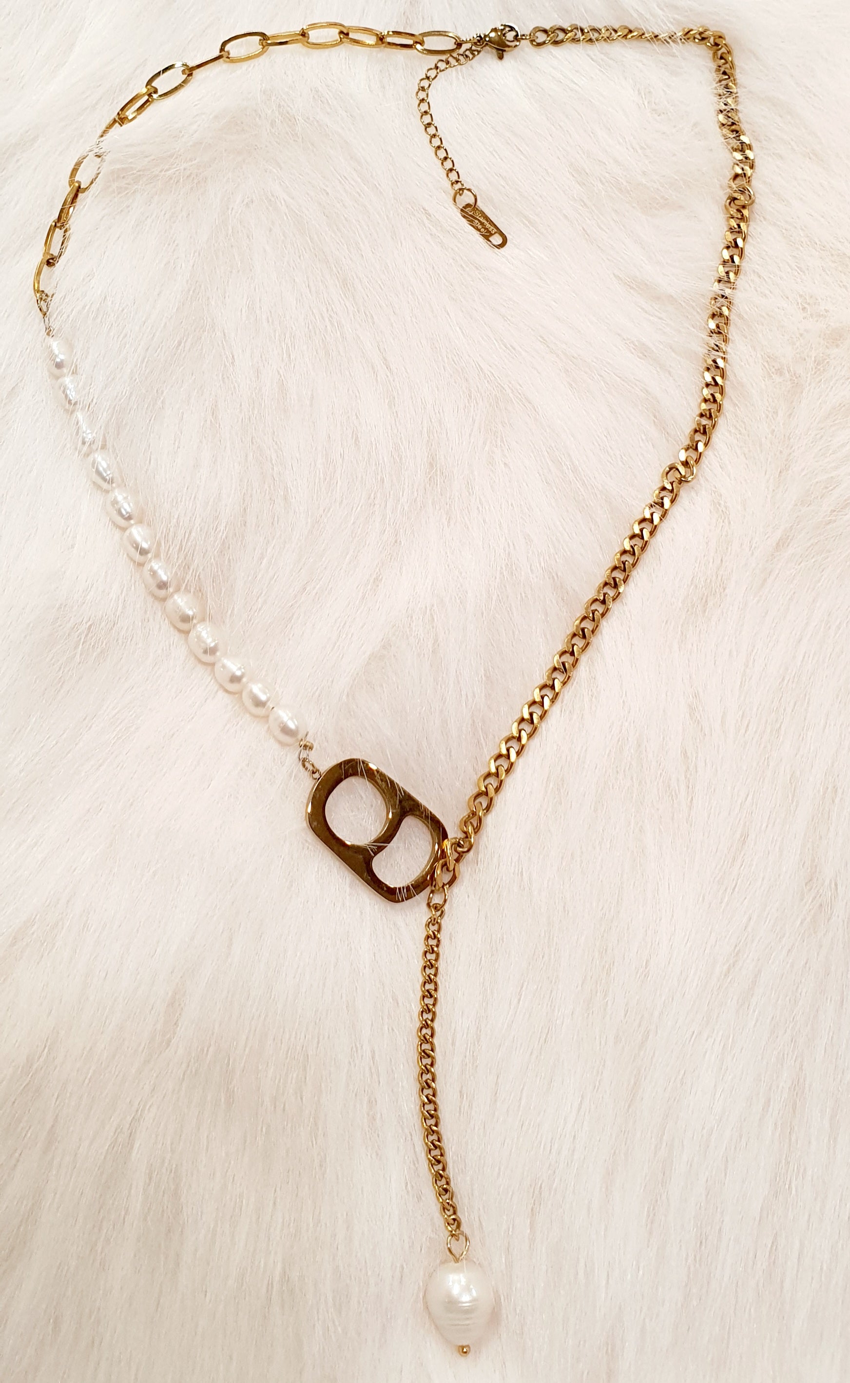 De Avania ketting combineert moderne streetstyle met tijdloze elegantie.

Aan één zijde siert een rij echte zoetwaterparels, aan de andere zijde een goudkleurige roestvrij stalen schakelketting.
In het midden komen beide stijlen samen in een artistiek verbindingsaccent, afgewerkt met een hangende parel voor een subtiel luxueus effect.
Een unieke ketting voor vrouwen die stijl willen tonen zonder te overdrijven.
Draag solo voor een minimalistisch-chique uitstraling of combineer in een gelaagde look.