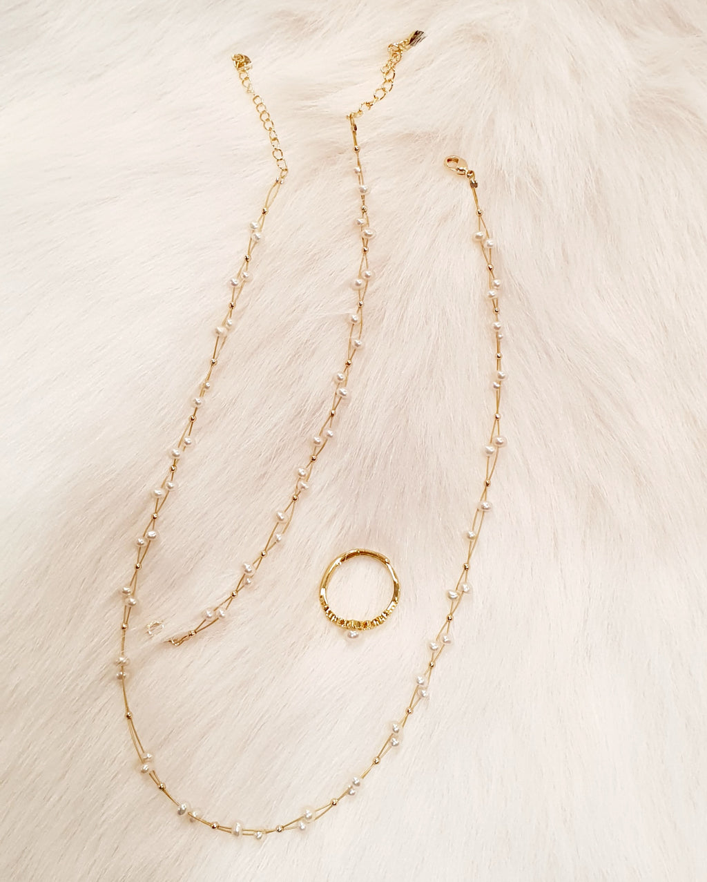 Tijdloze elegantie met echte zoetwaterparels

De Noliana Juwelen Set combineert klassieke schoonheid met natuurlijke verfijning. Deze elegante set bestaat uit een gouden ketting en bijpassende oorbellen, beide versierd met echte zoetwaterparels.

Natuurlijke schoonheid

Elke parel is uniek en straalt een zachte, natuurlijke glans uit. De zoetwaterparels geven deze set een tijdloze uitstraling die perfect past bij zowel dagelijkse als feestelijke gelegenheden.