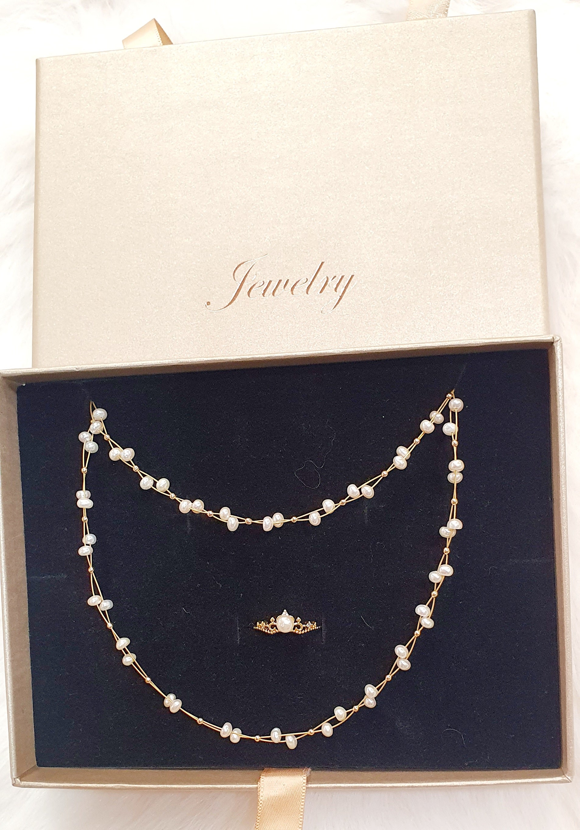 Tijdloze elegantie met echte zoetwaterparels

De Noliana Juwelen Set combineert klassieke schoonheid met natuurlijke verfijning. Deze elegante set bestaat uit een gouden ketting en bijpassende oorbellen, beide versierd met echte zoetwaterparels.

Natuurlijke schoonheid

Elke parel is uniek en straalt een zachte, natuurlijke glans uit. De zoetwaterparels geven deze set een tijdloze uitstraling die perfect past bij zowel dagelijkse als feestelijke gelegenheden.