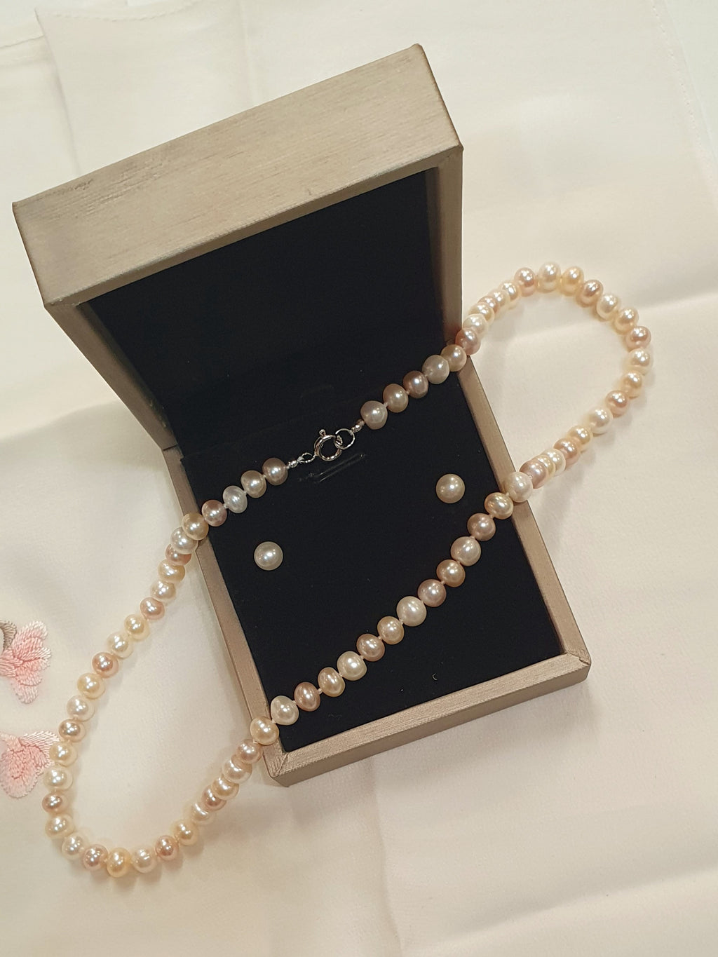 Jes Original – Belle Perle



Zoetwaterparel Set met 925 Sterling Silver
Ervaar tijdloze elegantie met de Jes Original – Belle Perle set.
Deze verfijnde juwelenset bestaat uit echte zoetwaterparels met een zachte, natuurlijke glans die het licht subtiel reflecteert.&nbsp;
De handgeregen halsketting heeft een lengte van 44 cm, waardoor hij mooi rust op het sleutelbeen – ideaal voor zowel dagelijks chique als bijzondere momenten.
Elke parel heeft een natuurlijk formaat van 4–5 mm, wat zorgt voor een fijne, el