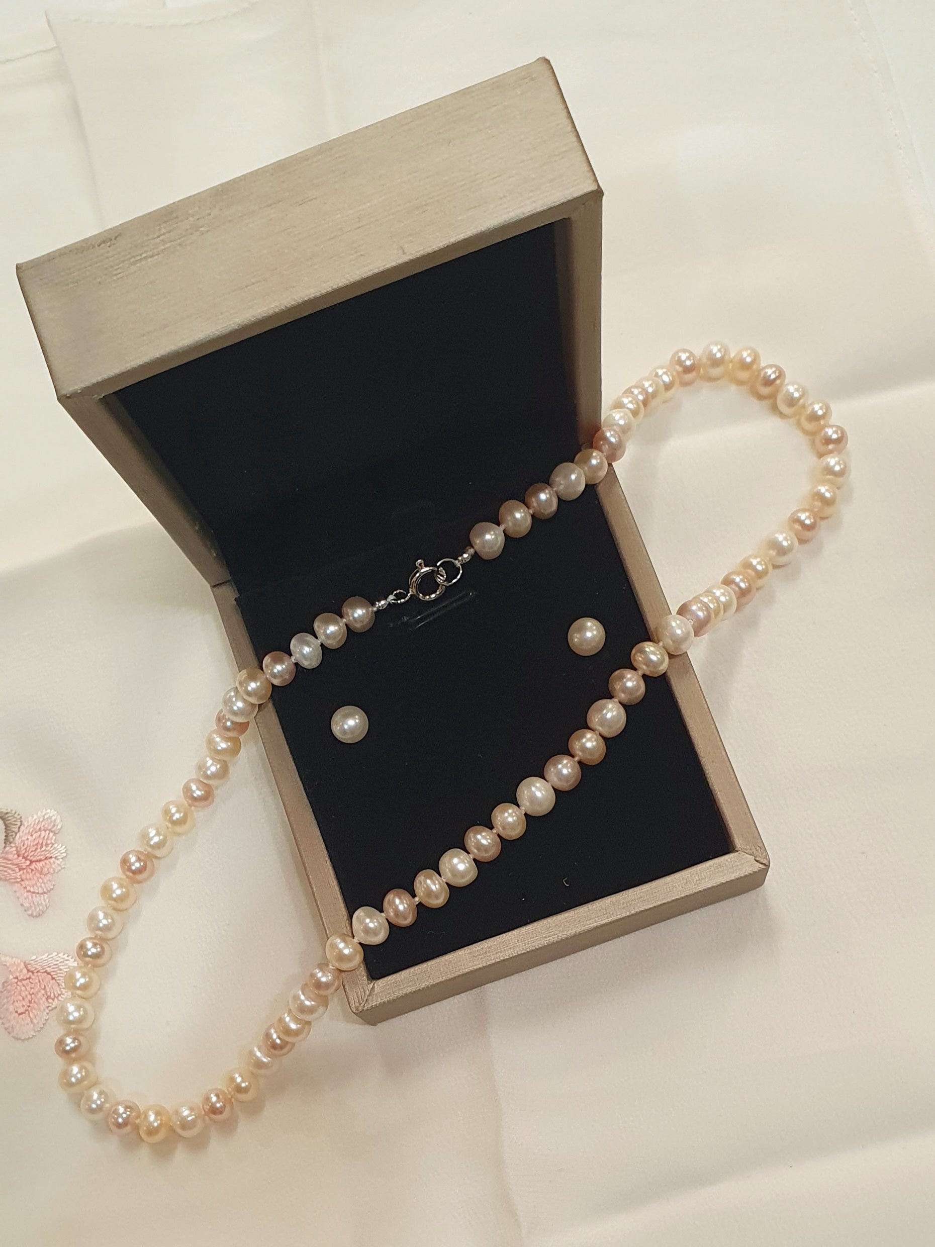 Jes Original – Belle Perle



Zoetwaterparel Set met 925 Sterling Silver
Ervaar tijdloze elegantie met de Jes Original – Belle Perle set.
Deze verfijnde juwelenset bestaat uit echte zoetwaterparels met een zachte, natuurlijke glans die het licht subtiel reflecteert.&nbsp;
De handgeregen halsketting heeft een lengte van 44 cm, waardoor hij mooi rust op het sleutelbeen – ideaal voor zowel dagelijks chique als bijzondere momenten.
Elke parel heeft een natuurlijk formaat van 4–5 mm, wat zorgt voor een fijne, el