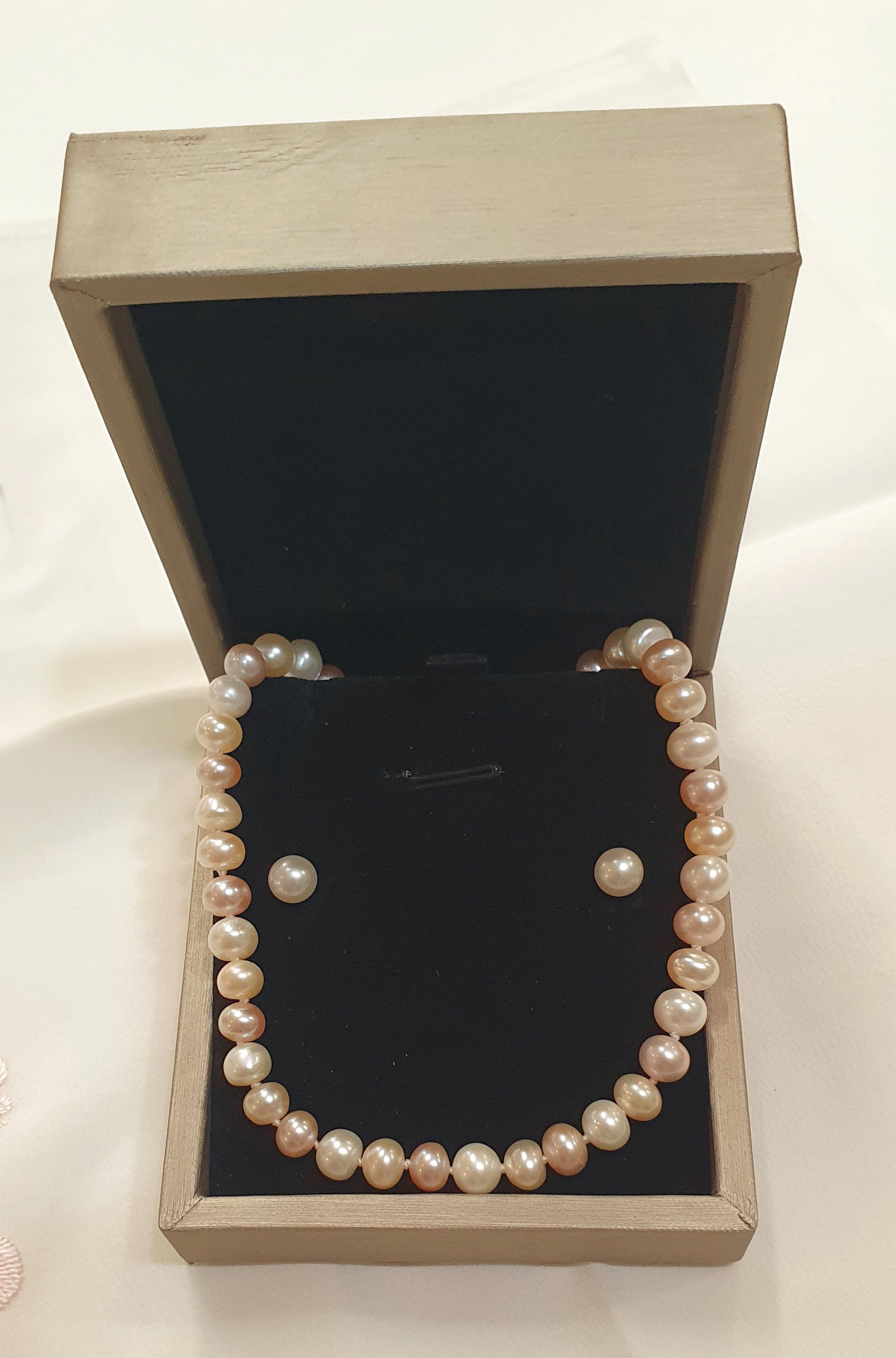 Jes Original – Belle Perle



Zoetwaterparel Set met 925 Sterling Silver
Ervaar tijdloze elegantie met de Jes Original – Belle Perle set.
Deze verfijnde juwelenset bestaat uit echte zoetwaterparels met een zachte, natuurlijke glans die het licht subtiel reflecteert.&nbsp;
De handgeregen halsketting heeft een lengte van 44 cm, waardoor hij mooi rust op het sleutelbeen – ideaal voor zowel dagelijks chique als bijzondere momenten.
Elke parel heeft een natuurlijk formaat van 4–5 mm, wat zorgt voor een fijne, el