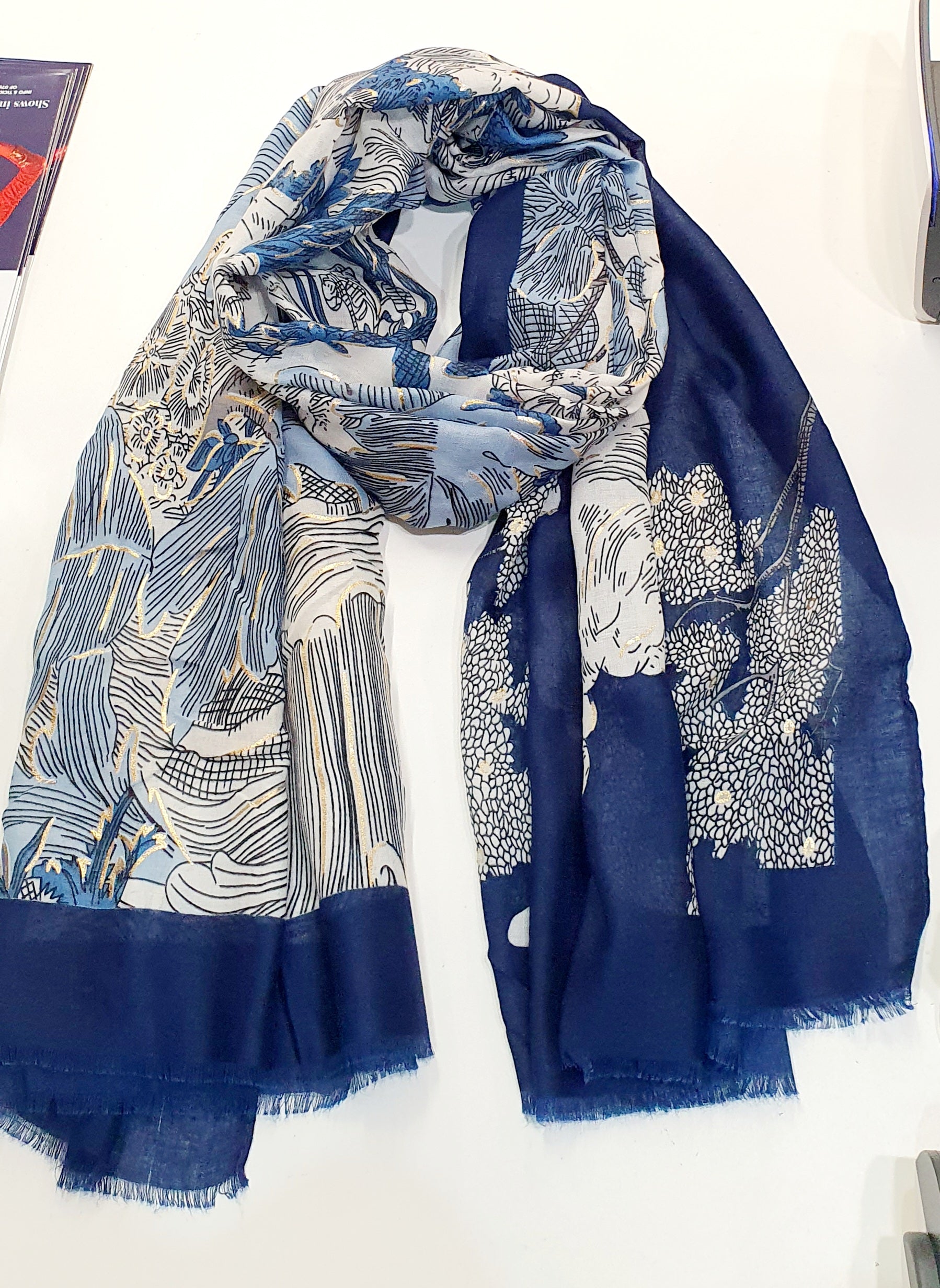 Aquarelle – Artistieke Lichtgewicht Sjaal



Breng een vleugje verfijning in je look met de Aquarelle sjaal.
Deze soepel vallende sjaal combineert zachte kleuren met een kunstzinnig botanisch lijnpatroon, alsof hij met penseelstreken is geschilderd.&nbsp;
Door het lichte en luchtige gevoel is hij ideaal om elke outfit subtiel te verfijnen, zonder te overheersen.
De Aquarelle is gemaakt van een zachte 50% viscose en 50% katoenmix, waardoor hij comfortabel aanvoelt en gemakkelijk te stylen is rond de hals, ov