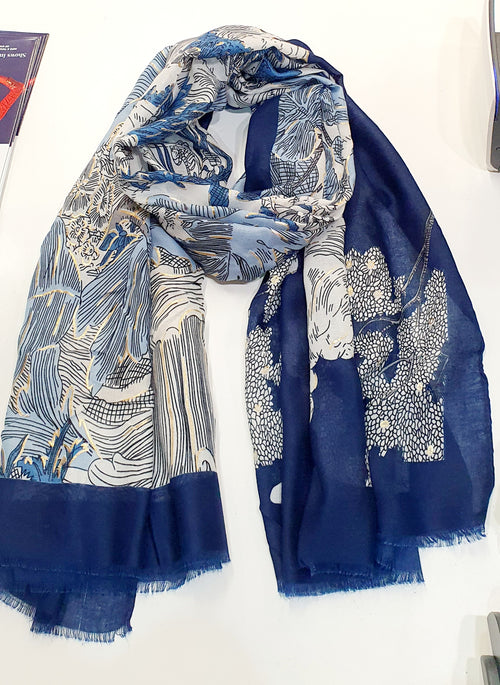 Aquarelle – Artistieke Lichtgewicht Sjaal



Breng een vleugje verfijning in je look met de Aquarelle sjaal.
Deze soepel vallende sjaal combineert zachte kleuren met een kunstzinnig botanisch lijnpatroon, alsof hij met penseelstreken is geschilderd.&nbsp;
Door het lichte en luchtige gevoel is hij ideaal om elke outfit subtiel te verfijnen, zonder te overheersen.
De Aquarelle is gemaakt van een zachte 50% viscose en 50% katoenmix, waardoor hij comfortabel aanvoelt en gemakkelijk te stylen is rond de hals, ov