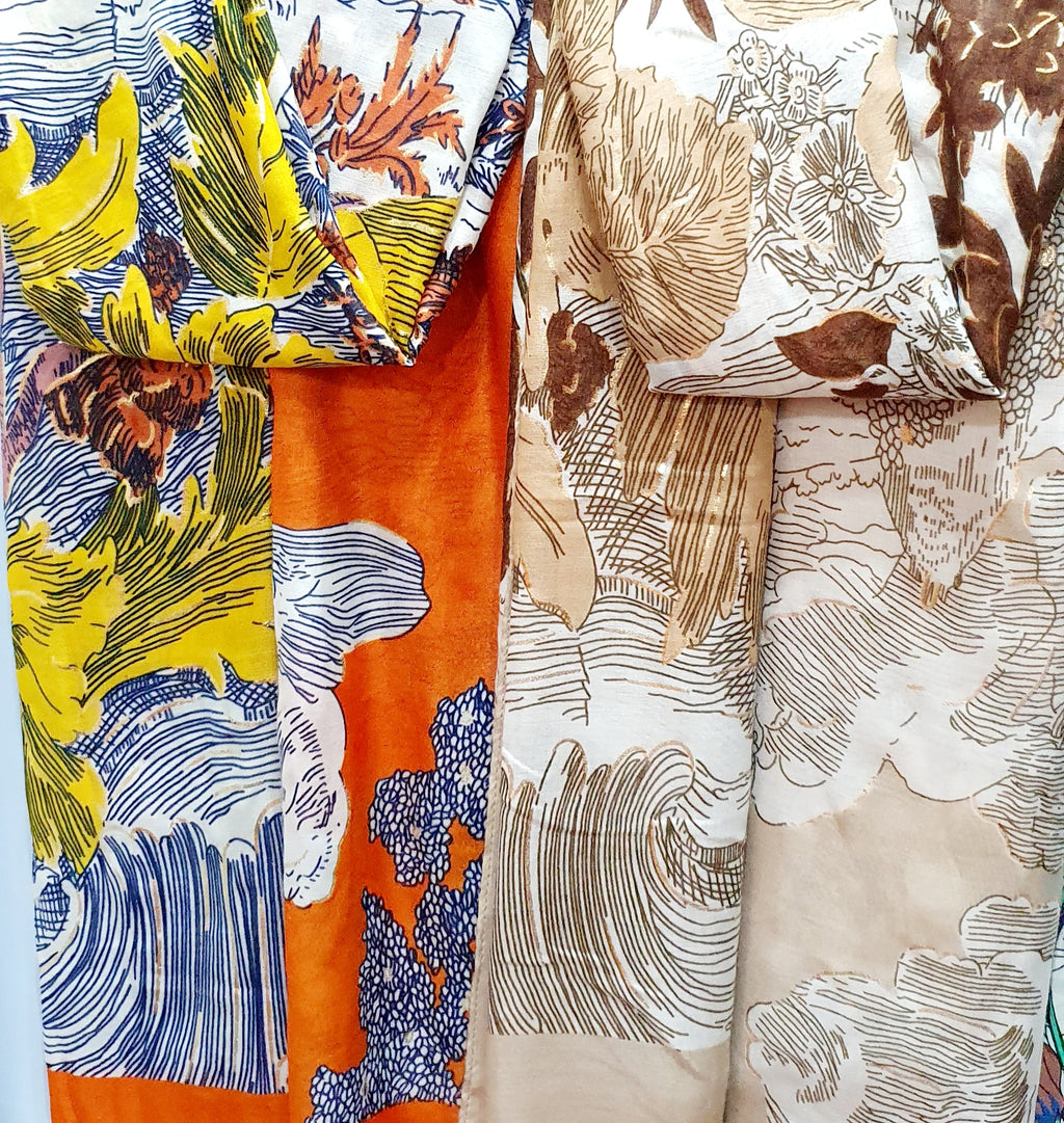 Aquarelle – Artistieke Lichtgewicht Sjaal



Breng een vleugje verfijning in je look met de Aquarelle sjaal.
Deze soepel vallende sjaal combineert zachte kleuren met een kunstzinnig botanisch lijnpatroon, alsof hij met penseelstreken is geschilderd.&nbsp;
Door het lichte en luchtige gevoel is hij ideaal om elke outfit subtiel te verfijnen, zonder te overheersen.
De Aquarelle is gemaakt van een zachte 50% viscose en 50% katoenmix, waardoor hij comfortabel aanvoelt en gemakkelijk te stylen is rond de hals, ov