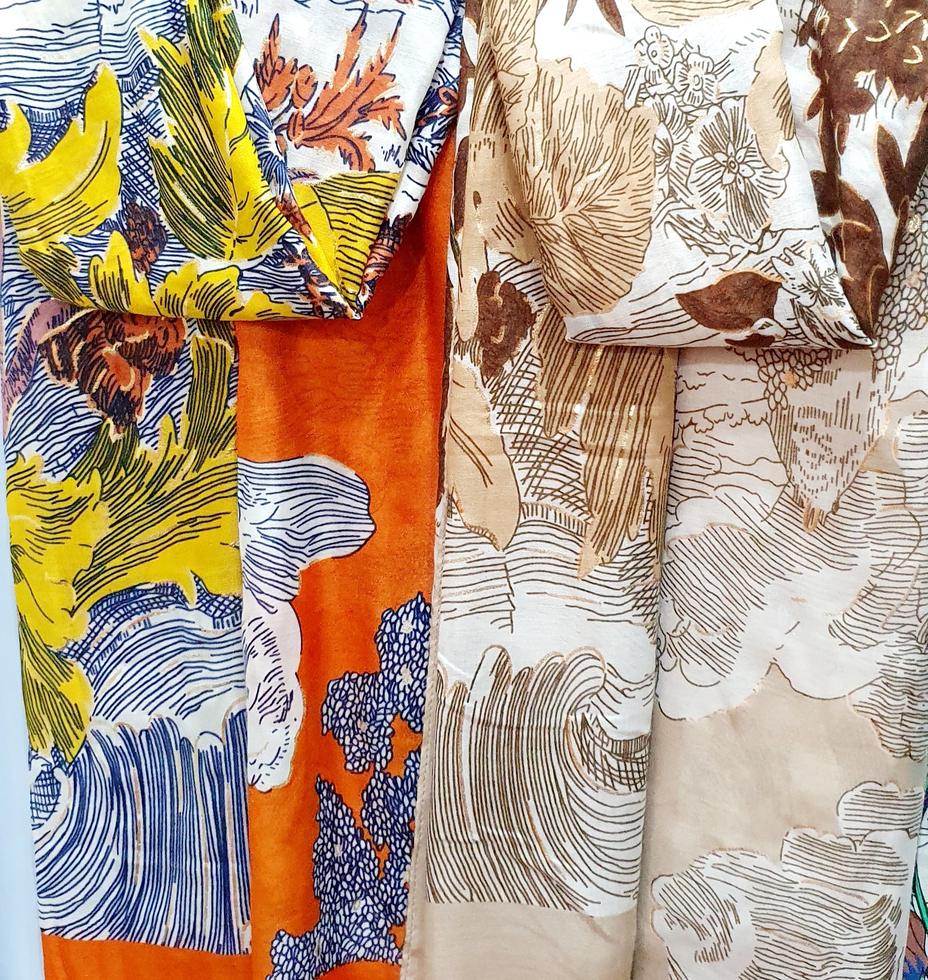 Aquarelle – Artistieke Lichtgewicht Sjaal



Breng een vleugje verfijning in je look met de Aquarelle sjaal.
Deze soepel vallende sjaal combineert zachte kleuren met een kunstzinnig botanisch lijnpatroon, alsof hij met penseelstreken is geschilderd.&nbsp;
Door het lichte en luchtige gevoel is hij ideaal om elke outfit subtiel te verfijnen, zonder te overheersen.
De Aquarelle is gemaakt van een zachte 50% viscose en 50% katoenmix, waardoor hij comfortabel aanvoelt en gemakkelijk te stylen is rond de hals, ov