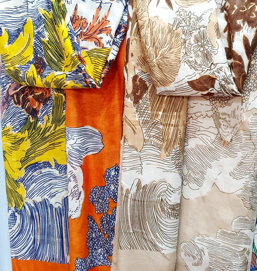 Aquarelle – Artistieke Lichtgewicht Sjaal



Breng een vleugje verfijning in je look met de Aquarelle sjaal.
Deze soepel vallende sjaal combineert zachte kleuren met een kunstzinnig botanisch lijnpatroon, alsof hij met penseelstreken is geschilderd.&nbsp;
Door het lichte en luchtige gevoel is hij ideaal om elke outfit subtiel te verfijnen, zonder te overheersen.
De Aquarelle is gemaakt van een zachte 50% viscose en 50% katoenmix, waardoor hij comfortabel aanvoelt en gemakkelijk te stylen is rond de hals, ov