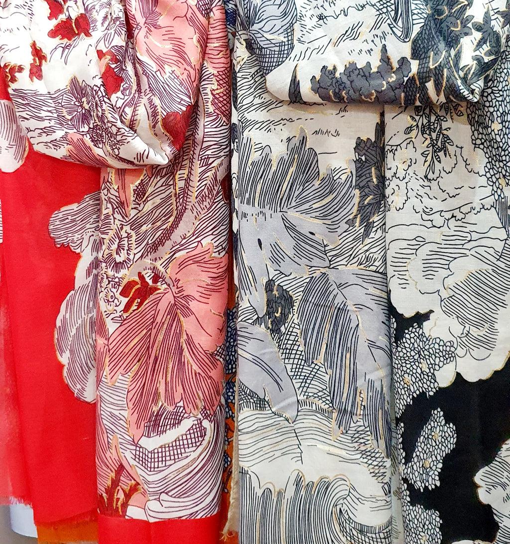 Aquarelle – Artistieke Lichtgewicht Sjaal



Breng een vleugje verfijning in je look met de Aquarelle sjaal.
Deze soepel vallende sjaal combineert zachte kleuren met een kunstzinnig botanisch lijnpatroon, alsof hij met penseelstreken is geschilderd.&nbsp;
Door het lichte en luchtige gevoel is hij ideaal om elke outfit subtiel te verfijnen, zonder te overheersen.
De Aquarelle is gemaakt van een zachte 50% viscose en 50% katoenmix, waardoor hij comfortabel aanvoelt en gemakkelijk te stylen is rond de hals, ov