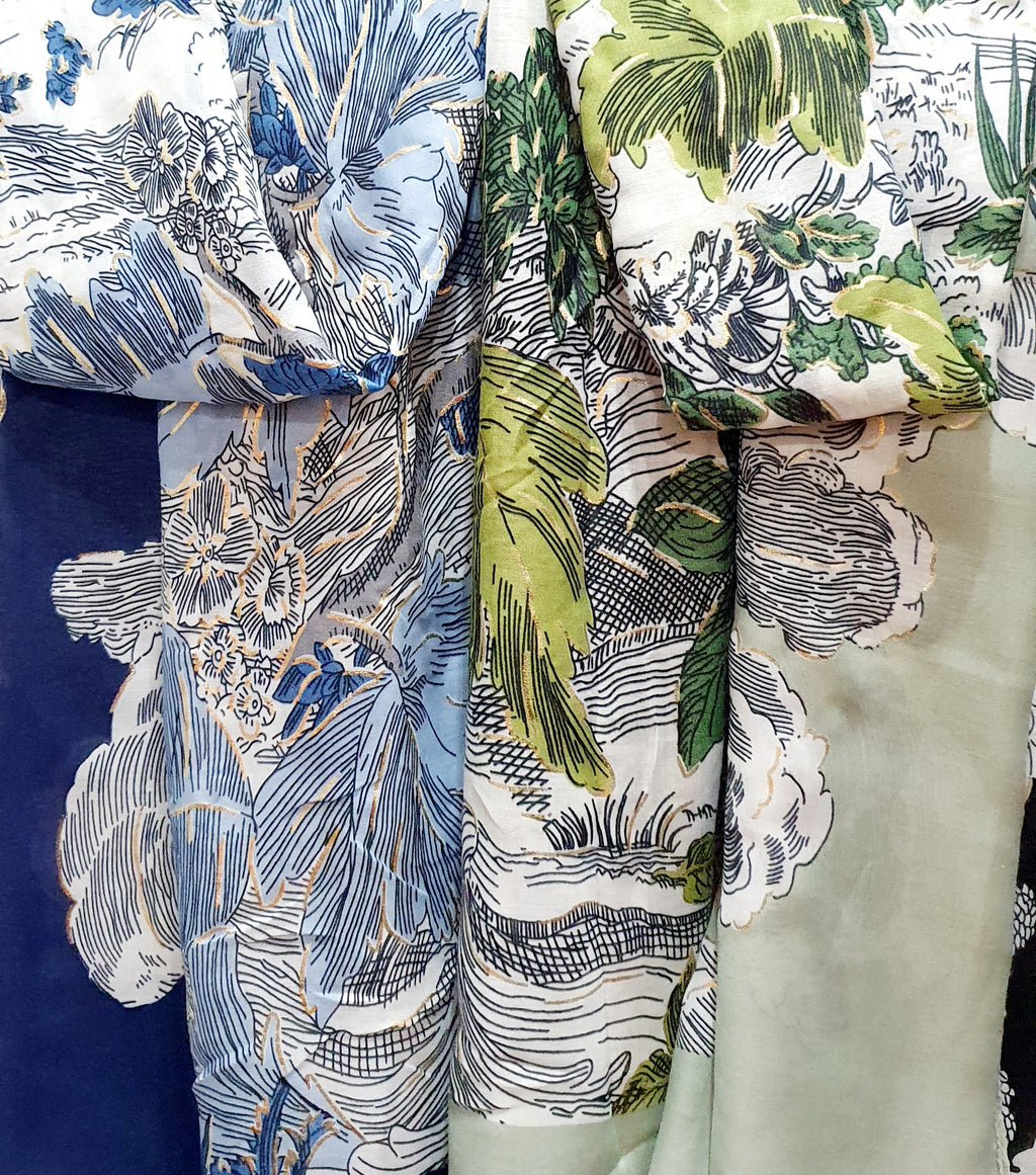 Aquarelle – Artistieke Lichtgewicht Sjaal



Breng een vleugje verfijning in je look met de Aquarelle sjaal.
Deze soepel vallende sjaal combineert zachte kleuren met een kunstzinnig botanisch lijnpatroon, alsof hij met penseelstreken is geschilderd.&nbsp;
Door het lichte en luchtige gevoel is hij ideaal om elke outfit subtiel te verfijnen, zonder te overheersen.
De Aquarelle is gemaakt van een zachte 50% viscose en 50% katoenmix, waardoor hij comfortabel aanvoelt en gemakkelijk te stylen is rond de hals, ov