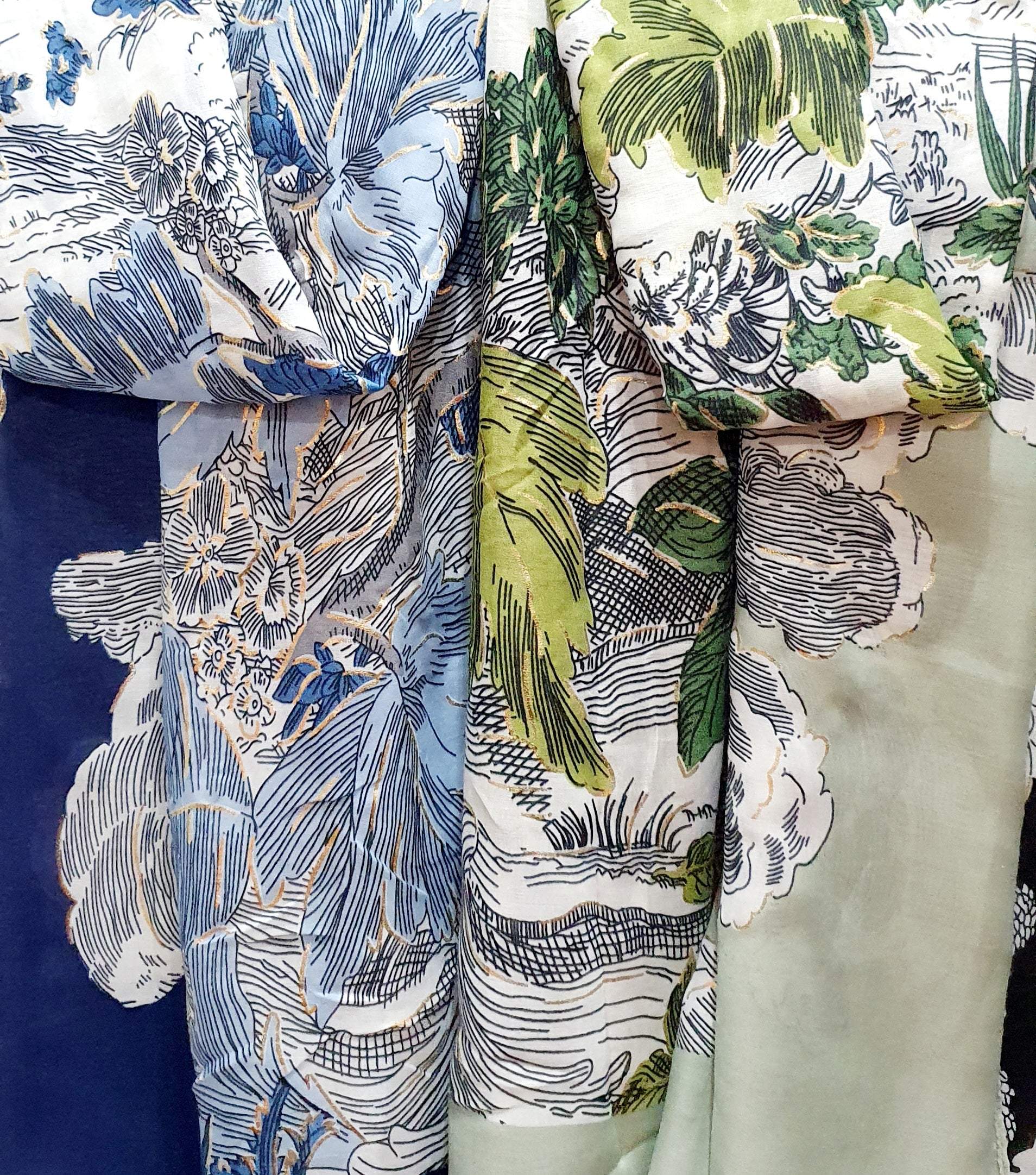 Aquarelle – Artistieke Lichtgewicht Sjaal



Breng een vleugje verfijning in je look met de Aquarelle sjaal.
Deze soepel vallende sjaal combineert zachte kleuren met een kunstzinnig botanisch lijnpatroon, alsof hij met penseelstreken is geschilderd.&nbsp;
Door het lichte en luchtige gevoel is hij ideaal om elke outfit subtiel te verfijnen, zonder te overheersen.
De Aquarelle is gemaakt van een zachte 50% viscose en 50% katoenmix, waardoor hij comfortabel aanvoelt en gemakkelijk te stylen is rond de hals, ov