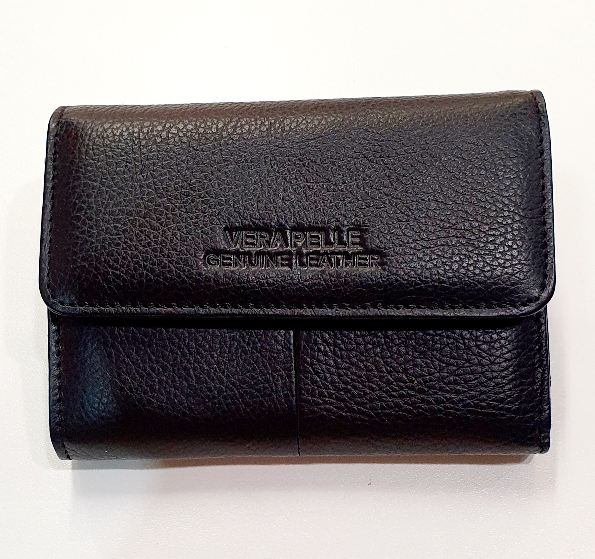 Compact &amp; Overzichtelijk in Italiaans Leder

De Milano TriFold is een elegante, compacte portefeuille die Italiaanse vakmanschap combineert met praktisch design. Deze trifold portefeuille biedt maximale organisatie in een handzaam formaat — perfect voor wie van overzicht en stijl houdt.

Vervaardigd uit hoogwaardig Italiaans leder (Vera Pelle), voelt de Milano luxe aan en gaat jaren mee. Het slimme trifold ontwerp biedt ruimte voor al je essentials zonder bulky te zijn, terwijl het zachte leder mooi ver