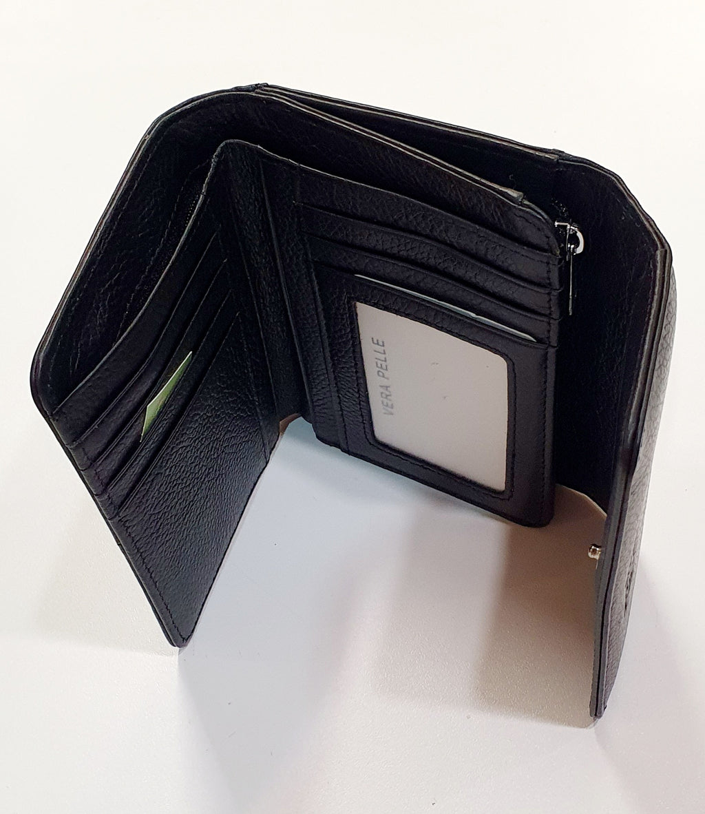 Compact &amp; Overzichtelijk in Italiaans Leder

De Milano TriFold is een elegante, compacte portefeuille die Italiaanse vakmanschap combineert met praktisch design. Deze trifold portefeuille biedt maximale organisatie in een handzaam formaat — perfect voor wie van overzicht en stijl houdt.

Vervaardigd uit hoogwaardig Italiaans leder (Vera Pelle), voelt de Milano luxe aan en gaat jaren mee. Het slimme trifold ontwerp biedt ruimte voor al je essentials zonder bulky te zijn, terwijl het zachte leder mooi ver