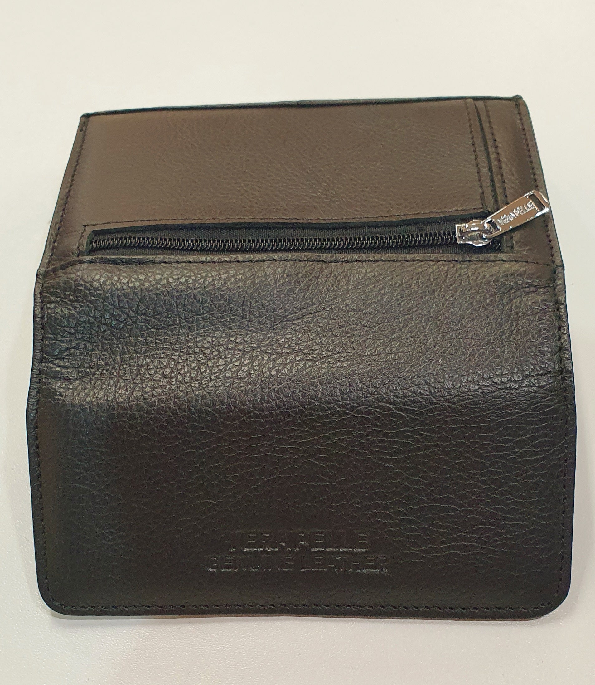 Compact &amp; Overzichtelijk in Italiaans Leder

De Milano TriFold is een elegante, compacte portefeuille die Italiaanse vakmanschap combineert met praktisch design. Deze trifold portefeuille biedt maximale organisatie in een handzaam formaat — perfect voor wie van overzicht en stijl houdt.

Vervaardigd uit hoogwaardig Italiaans leder (Vera Pelle), voelt de Milano luxe aan en gaat jaren mee. Het slimme trifold ontwerp biedt ruimte voor al je essentials zonder bulky te zijn, terwijl het zachte leder mooi ver