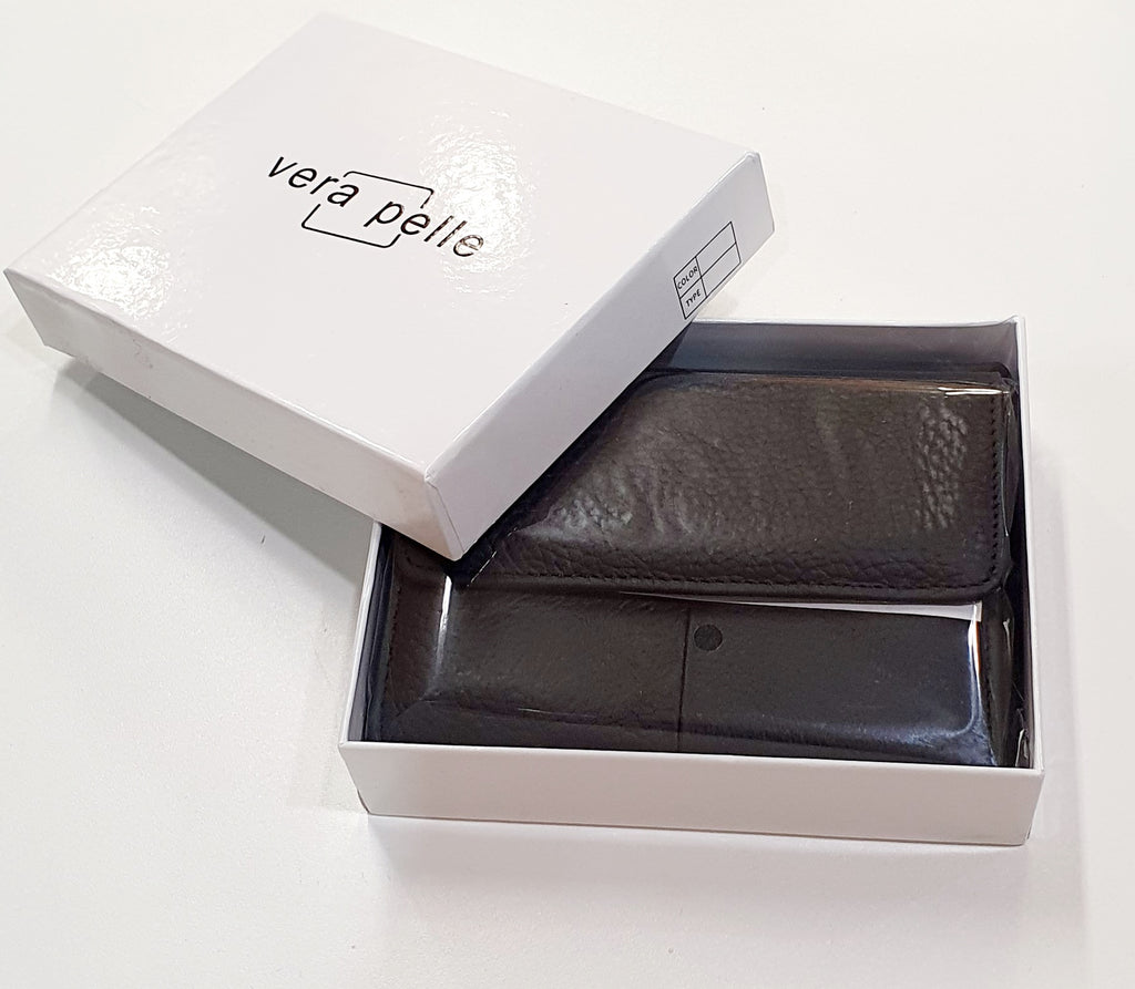 Compact &amp; Overzichtelijk in Italiaans Leder

De Milano TriFold is een elegante, compacte portefeuille die Italiaanse vakmanschap combineert met praktisch design. Deze trifold portefeuille biedt maximale organisatie in een handzaam formaat — perfect voor wie van overzicht en stijl houdt.

Vervaardigd uit hoogwaardig Italiaans leder (Vera Pelle), voelt de Milano luxe aan en gaat jaren mee. Het slimme trifold ontwerp biedt ruimte voor al je essentials zonder bulky te zijn, terwijl het zachte leder mooi ver