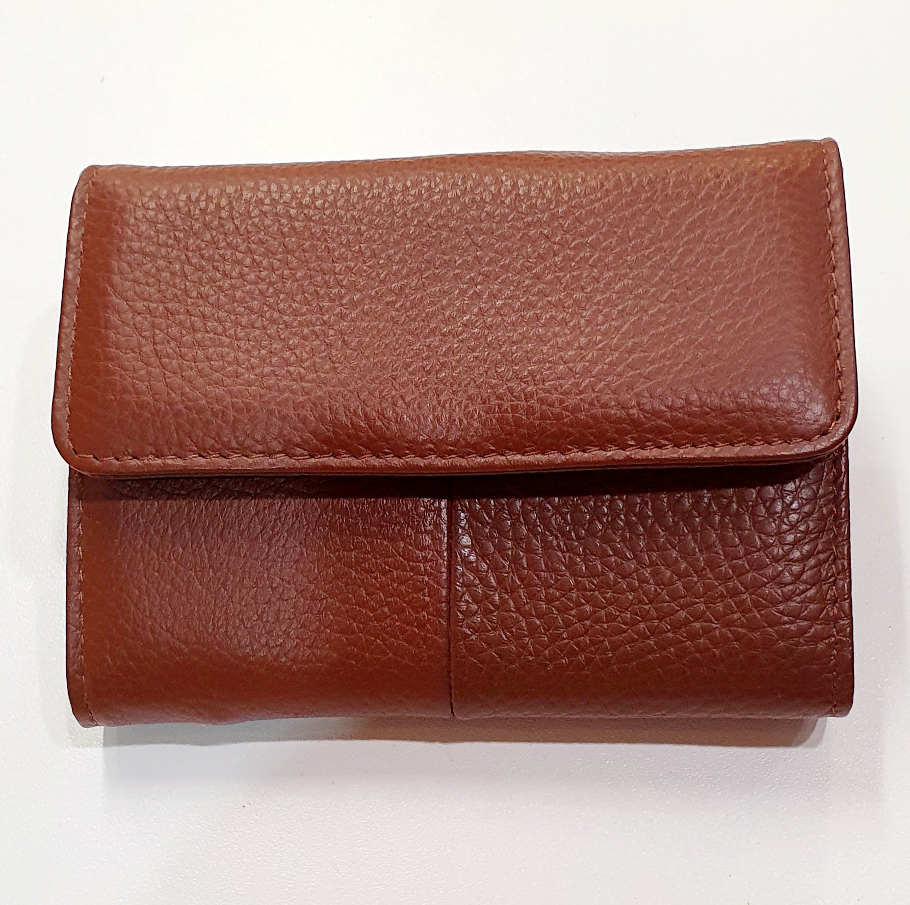 Compact &amp; Overzichtelijk in Italiaans Leder

De Milano TriFold is een elegante, compacte portefeuille die Italiaanse vakmanschap combineert met praktisch design. Deze trifold portefeuille biedt maximale organisatie in een handzaam formaat — perfect voor wie van overzicht en stijl houdt.

Vervaardigd uit hoogwaardig Italiaans leder (Vera Pelle), voelt de Milano luxe aan en gaat jaren mee. Het slimme trifold ontwerp biedt ruimte voor al je essentials zonder bulky te zijn, terwijl het zachte leder mooi ver