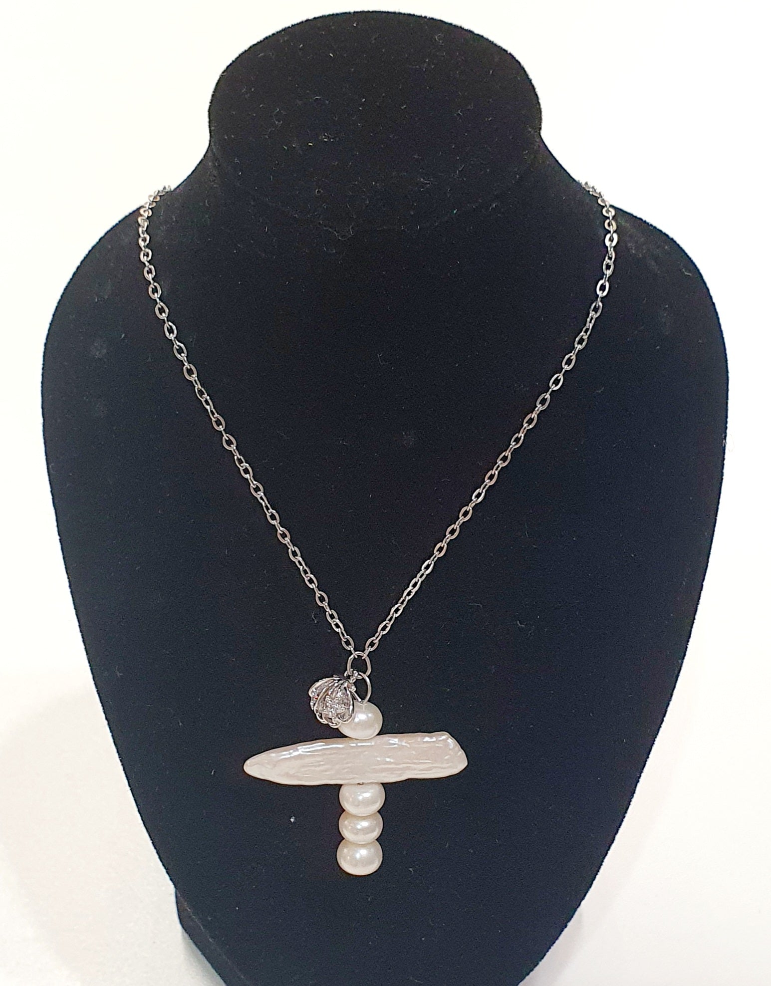 Harmonieuze elegantie met parels

De JES Harmony Pearl Set is een prachtige combinatie van tijdloze schoonheid en verfijnde elegantie. Deze complete set bestaat uit een sierlijke ketting en bijpassende oorbellen, beide versierd met elegante parels.