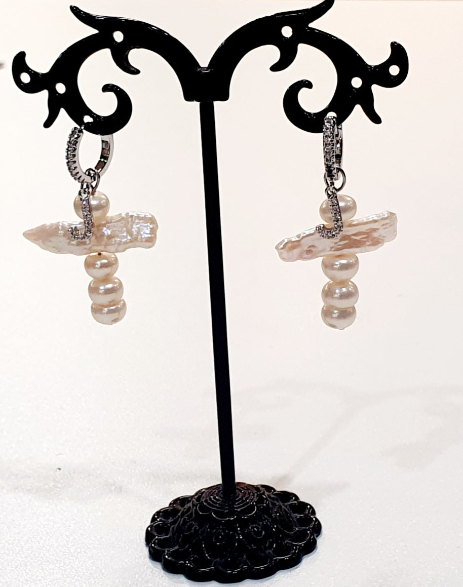 Harmonieuze elegantie met parels

De JES Harmony Pearl Set is een prachtige combinatie van tijdloze schoonheid en verfijnde elegantie. Deze complete set bestaat uit een sierlijke ketting en bijpassende oorbellen, beide versierd met elegante parels.