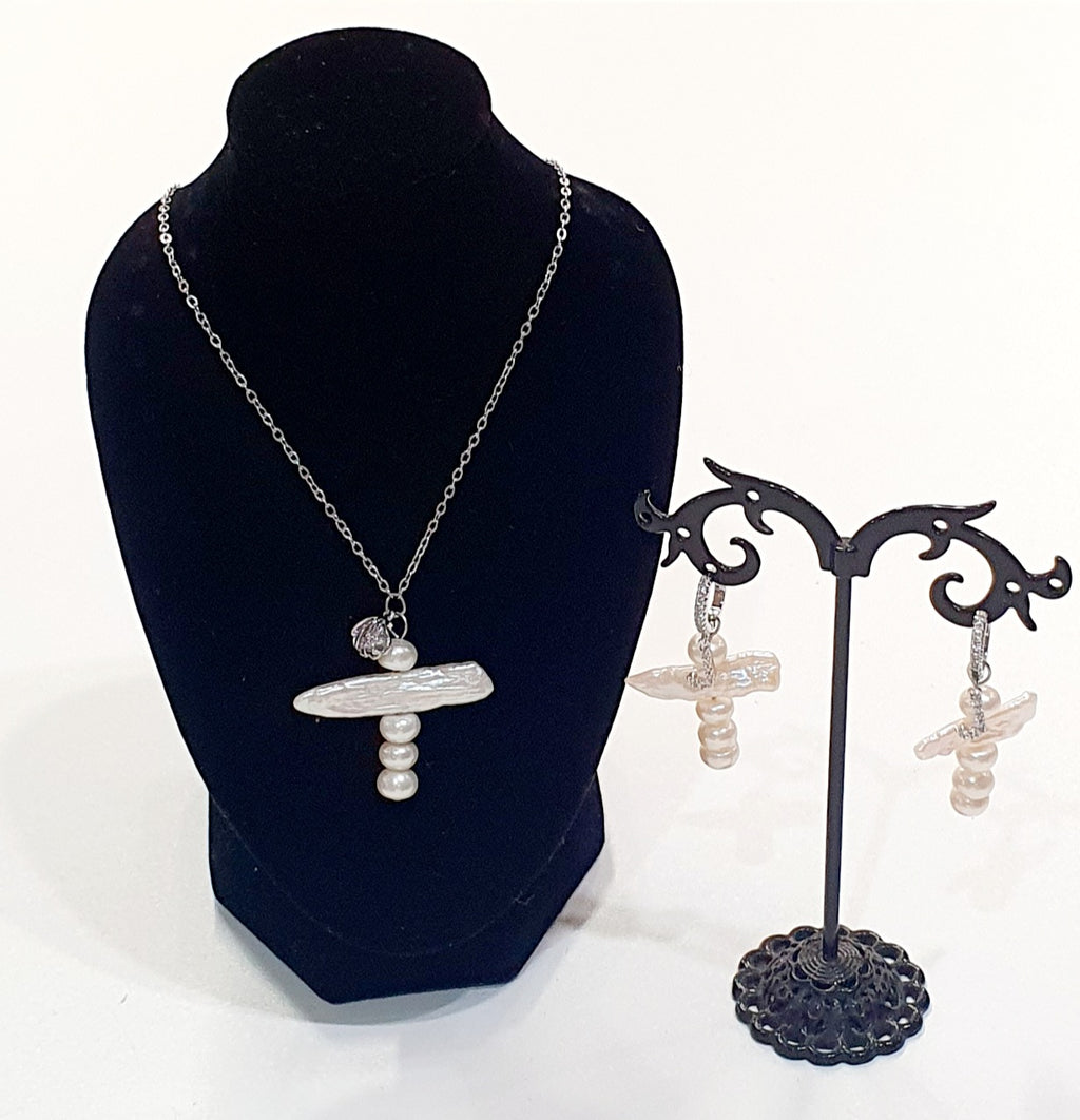 Harmonieuze elegantie met parels

De JES Harmony Pearl Set is een prachtige combinatie van tijdloze schoonheid en verfijnde elegantie. Deze complete set bestaat uit een sierlijke ketting en bijpassende oorbellen, beide versierd met elegante parels.