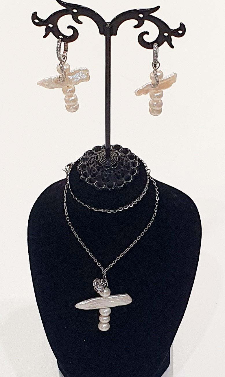 Harmonieuze elegantie met parels

De JES Harmony Pearl Set is een prachtige combinatie van tijdloze schoonheid en verfijnde elegantie. Deze complete set bestaat uit een sierlijke ketting en bijpassende oorbellen, beide versierd met elegante parels.