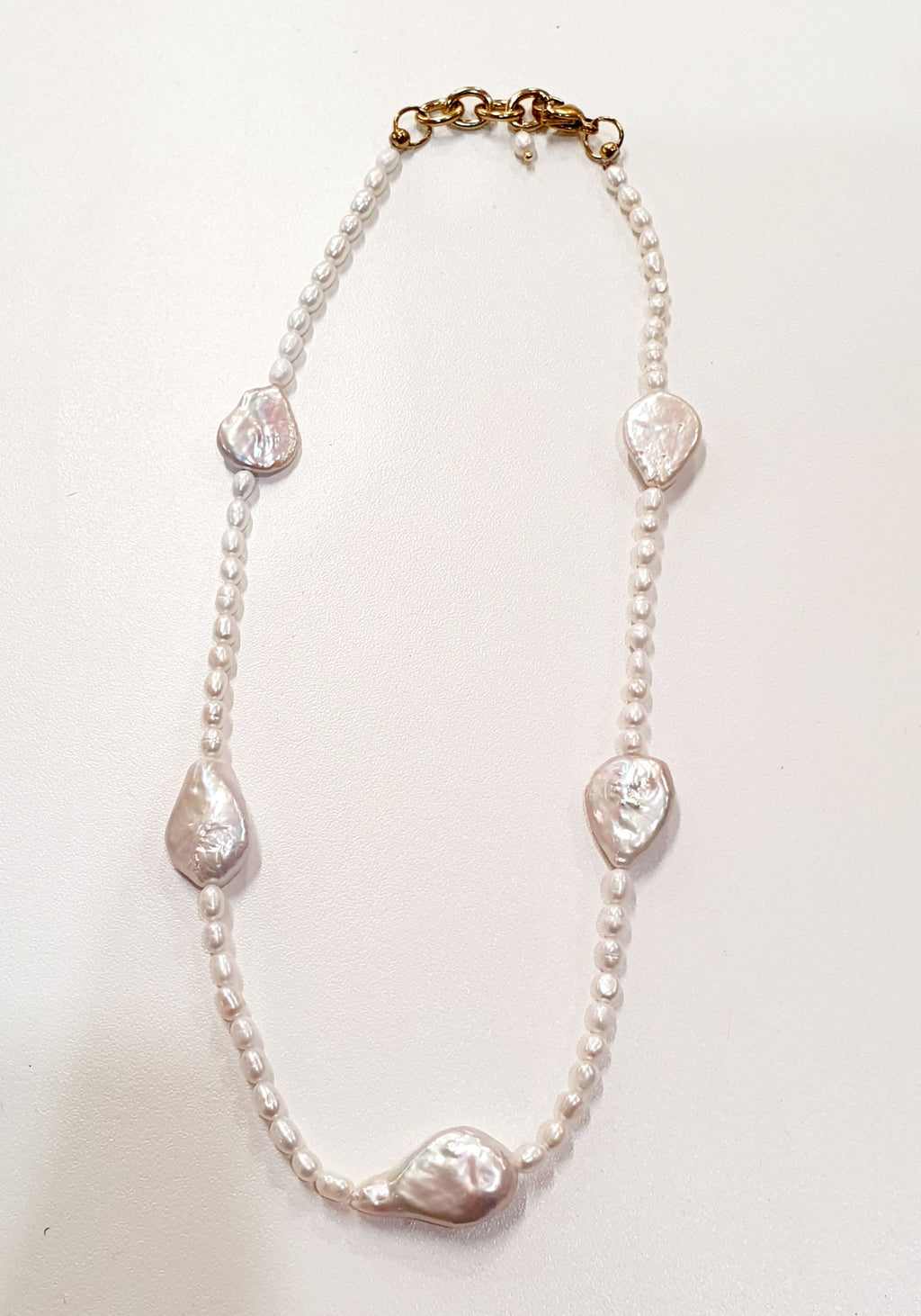Harmony Pearl Necklace


Handgemaakte halsketting met zoetwaterparels &amp; verguld roestvrij staal


Deze JES Harmony Pearl Necklace is een verfijnde, handgemaakte halsketting waarin echte zoetwaterparels en barokke parels worden gecombineerd met vergulde roestvrijstalen sluitingen en afwerkingen. Het ontwerp straalt natuurlijke elegantie uit en brengt klassieke parels samen met een moderne, asymmetrische vormgeving.


De afwisseling van kleine, ronde parels en grotere barokparels zorgt voor een unieke com