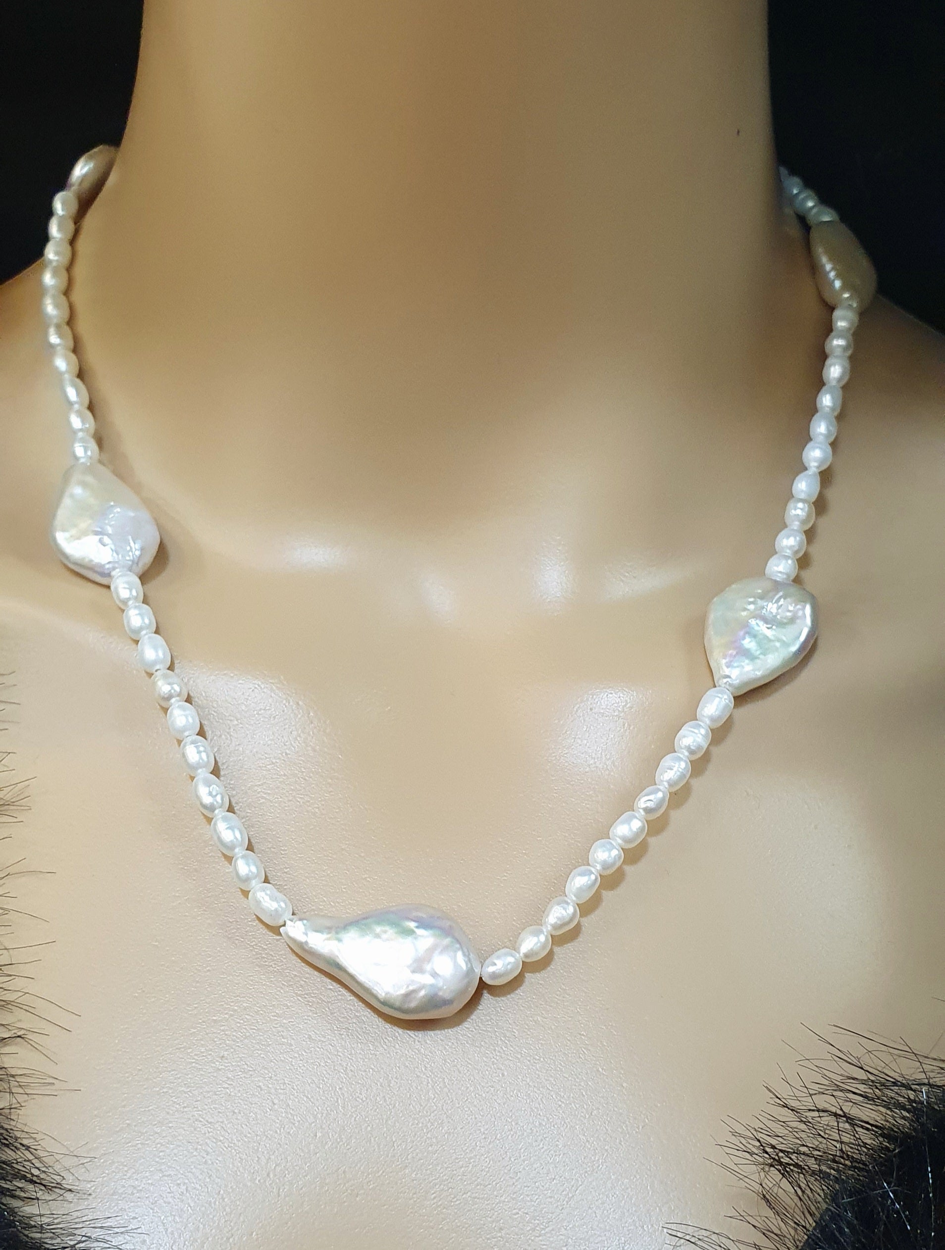 Harmony Pearl Necklace


Handgemaakte halsketting met zoetwaterparels &amp; verguld roestvrij staal


Deze JES Harmony Pearl Necklace is een verfijnde, handgemaakte halsketting waarin echte zoetwaterparels en barokke parels worden gecombineerd met vergulde roestvrijstalen sluitingen en afwerkingen. Het ontwerp straalt natuurlijke elegantie uit en brengt klassieke parels samen met een moderne, asymmetrische vormgeving.


De afwisseling van kleine, ronde parels en grotere barokparels zorgt voor een unieke com