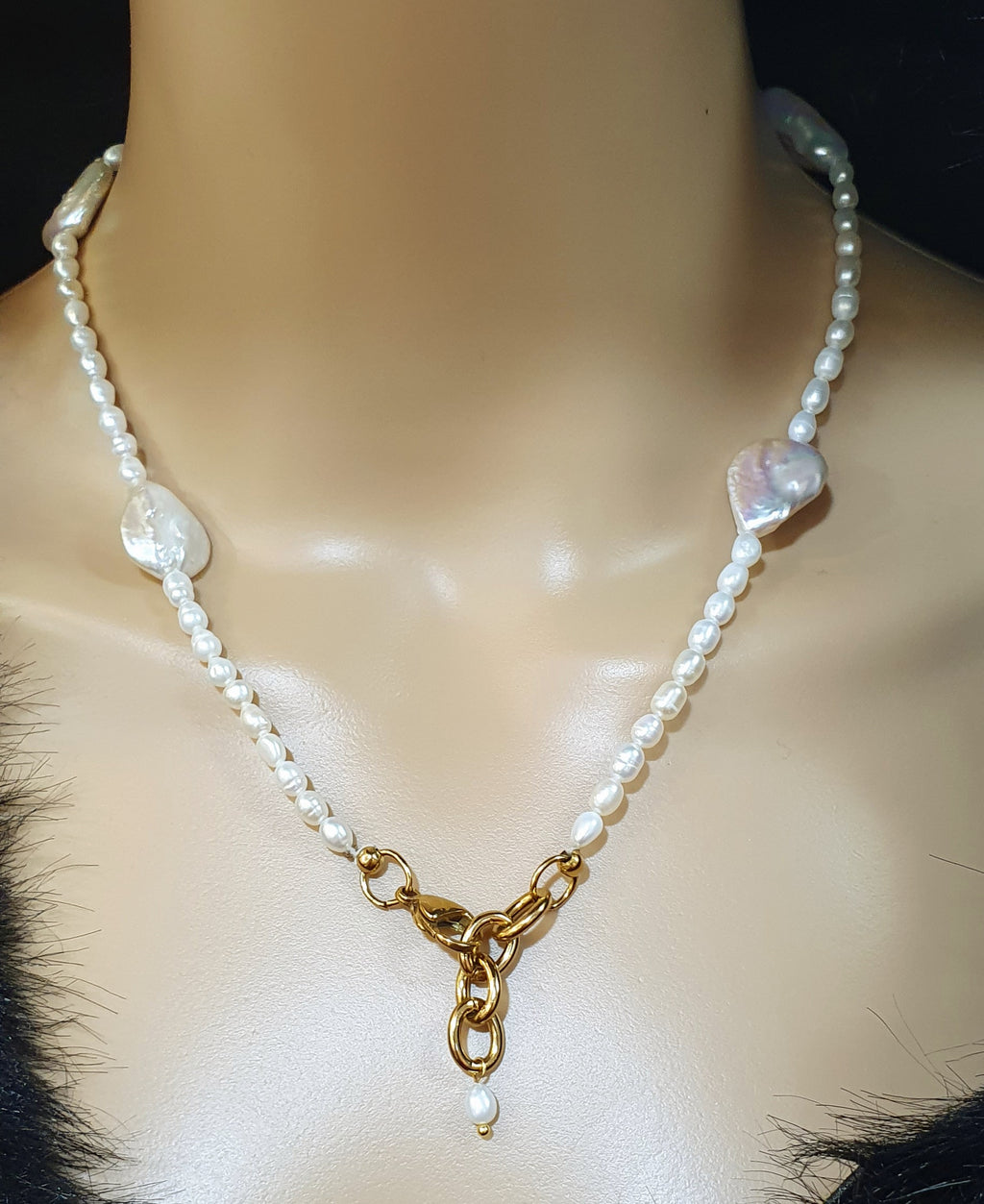Harmony Pearl Necklace


Handgemaakte halsketting met zoetwaterparels &amp; verguld roestvrij staal


Deze JES Harmony Pearl Necklace is een verfijnde, handgemaakte halsketting waarin echte zoetwaterparels en barokke parels worden gecombineerd met vergulde roestvrijstalen sluitingen en afwerkingen. Het ontwerp straalt natuurlijke elegantie uit en brengt klassieke parels samen met een moderne, asymmetrische vormgeving.


De afwisseling van kleine, ronde parels en grotere barokparels zorgt voor een unieke com